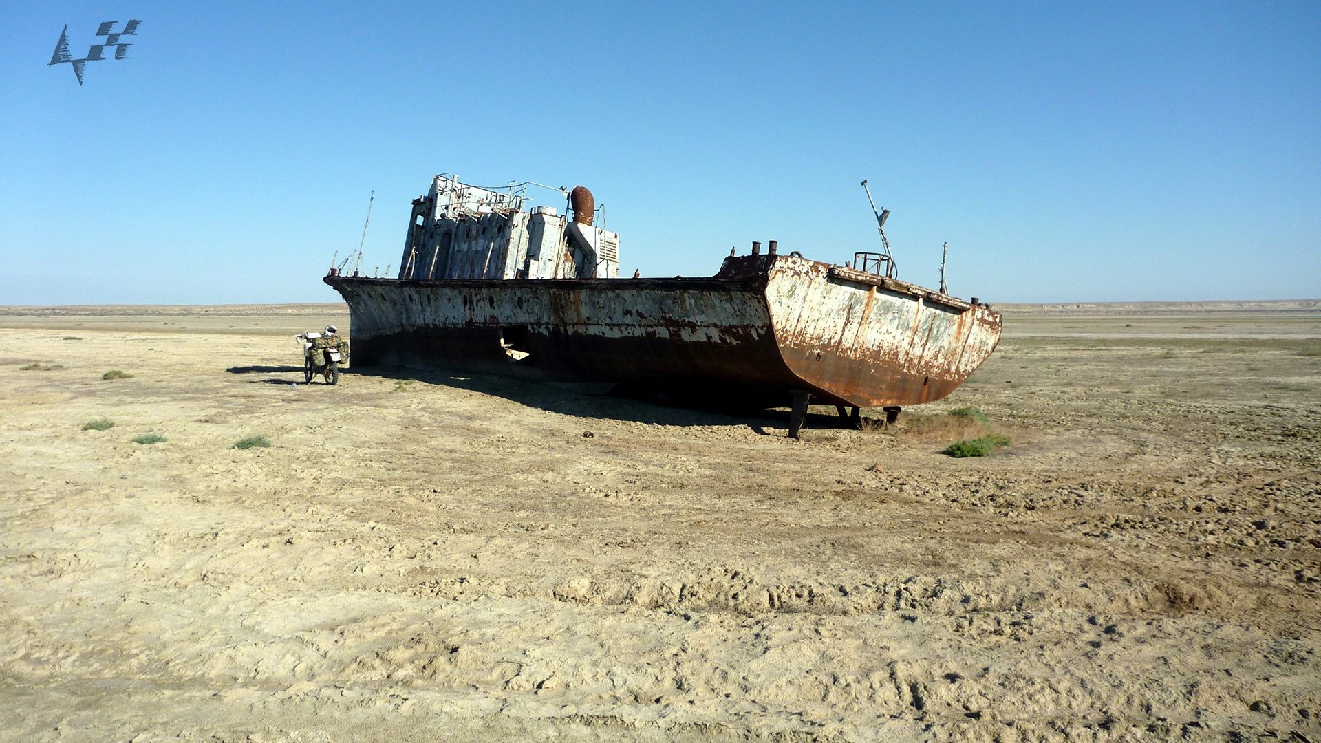 Что стало причиной обмеления аральского моря. Аральское море железная дорога. Арал кладбище кораблей. Муйнак Аральское море вода. Аральское море 2013.