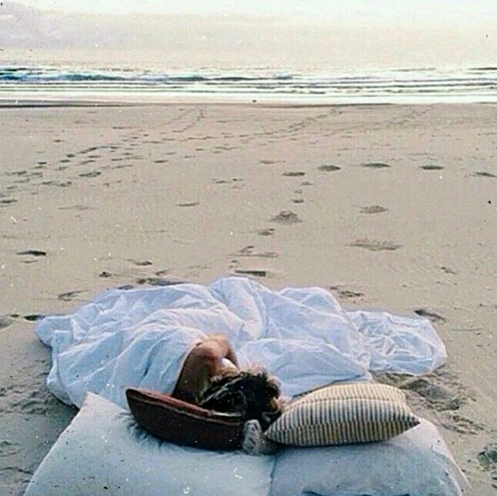 балийская кровать на пляже