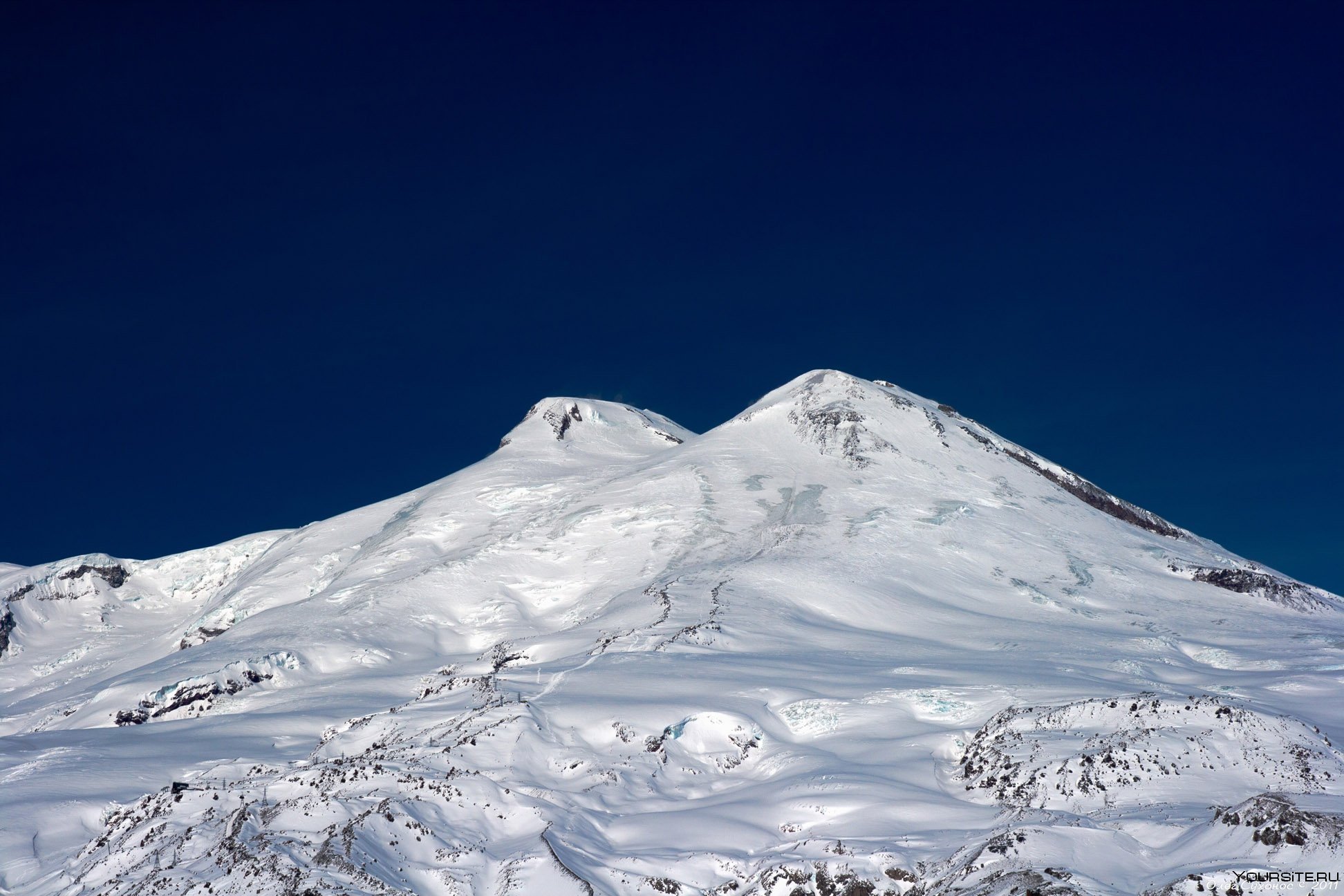 Эльбрус находится в европе. Гора Эльбрус. Эльбрус гора панорама. Вид на Эльбрус с Чегета. Гора Эльбрус 5642.