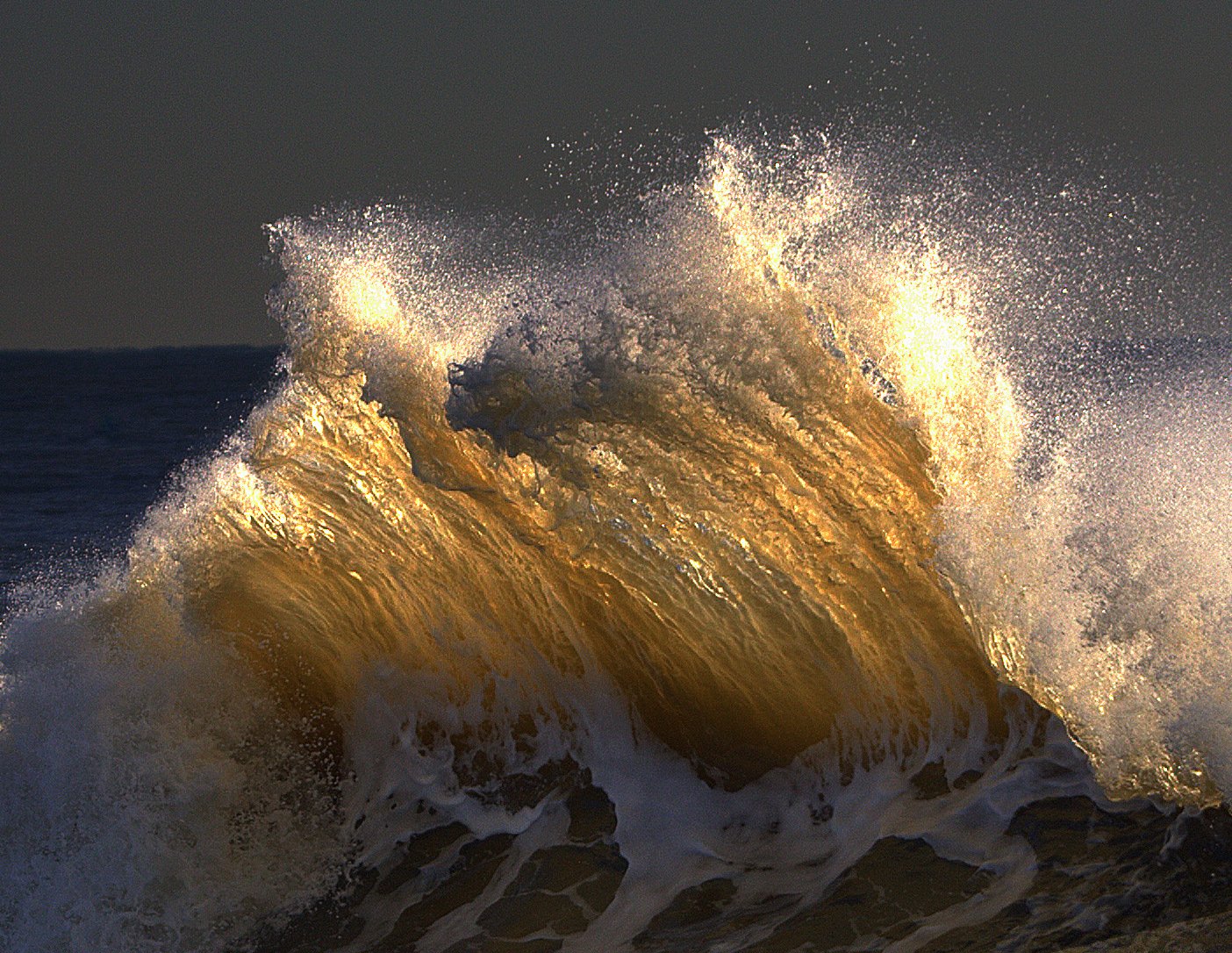 Разбилась соленая волна. Волны Джеффрис Бэй. Море, волны. Волны бьются о камни. Брызги волн.