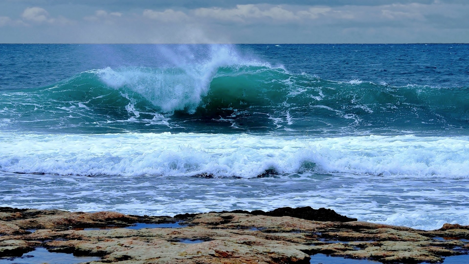 Виды волн в море. Море волны берег. Прибрежные волны. Море набегающая волна. Волны прибоя в море.