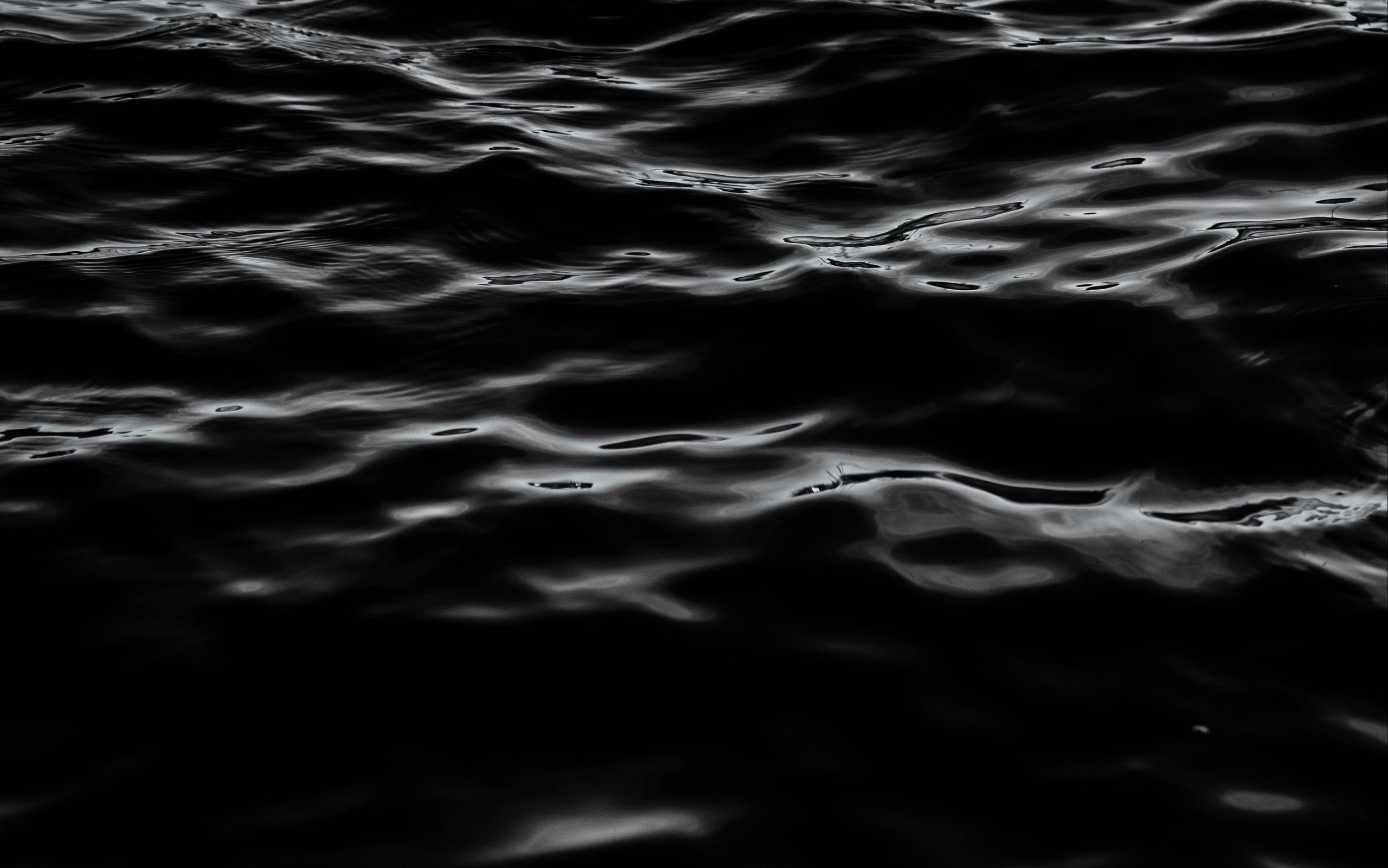 Черная вода далеко. Черная вода. Вода на черном фоне. Волны на черном фоне. Темные воды.