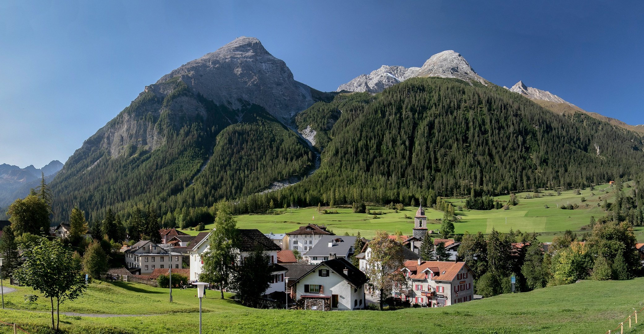 Швейцария маленькая страна. Деревня в Альпах Швейцария. Долина Гриндельвальд Швейцария. Альпийские деревни в Швейцарии. Альпийские горы в Швейцарии.