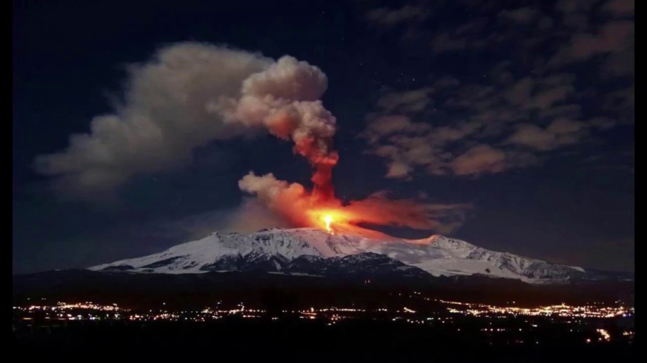 Действующий вулкан на сицилии. Вулкан Этна в Италии. Сицилия Италия вулкан Этна. Этна Сицилия извержение. Извержение вулкана Этна.