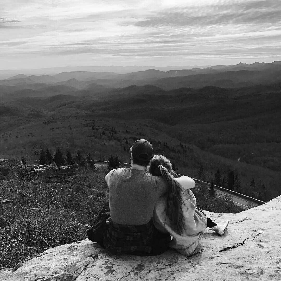 Natural couple. Парень с девушкой в горах. Влюбленные в горах. Романтика в горах. Парочка в горах.