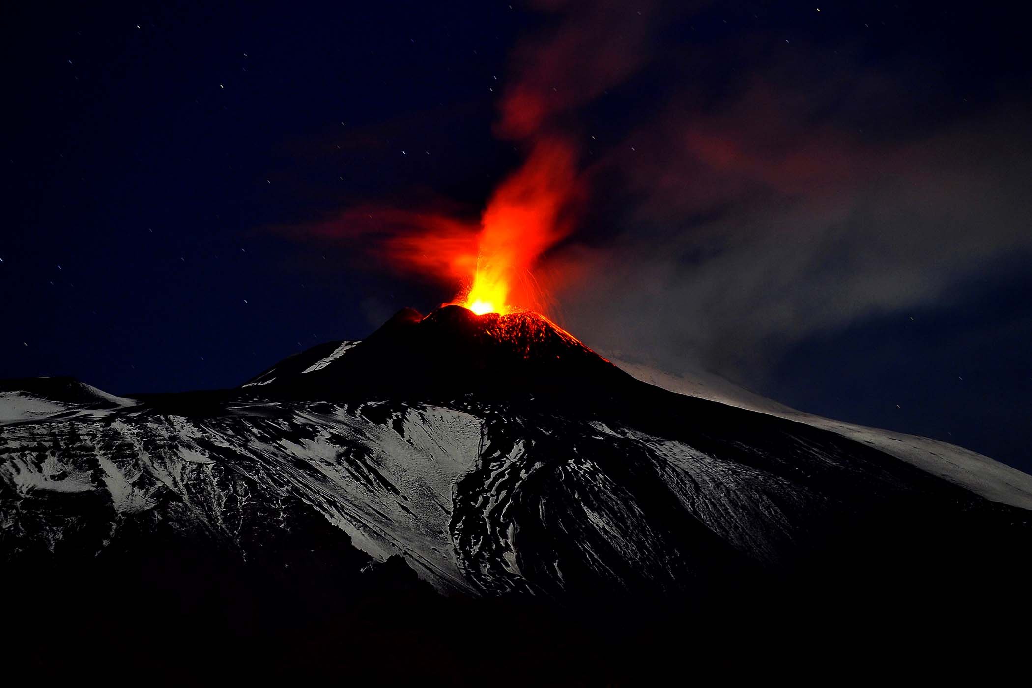 Действует ли вулкан этна. Вулкан Этна в Италии. Извержение вулкана Этна. Сицилия вулкан Этна. Этна Сицилия извержение.