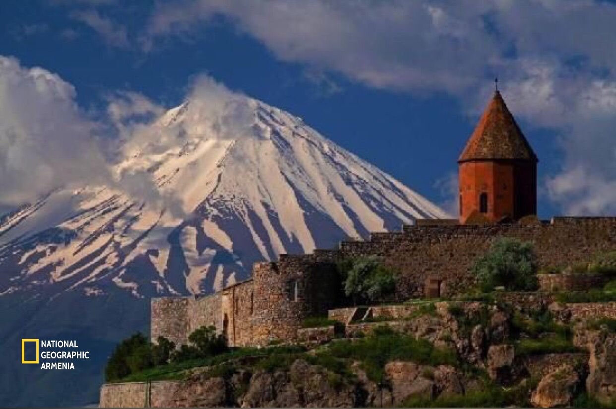 Гора в ереване. Гора Арарат и хор Вирап. Хор Вирап Армения Арарат. Ереван гора Арарат. Монастырь хор Вирап.