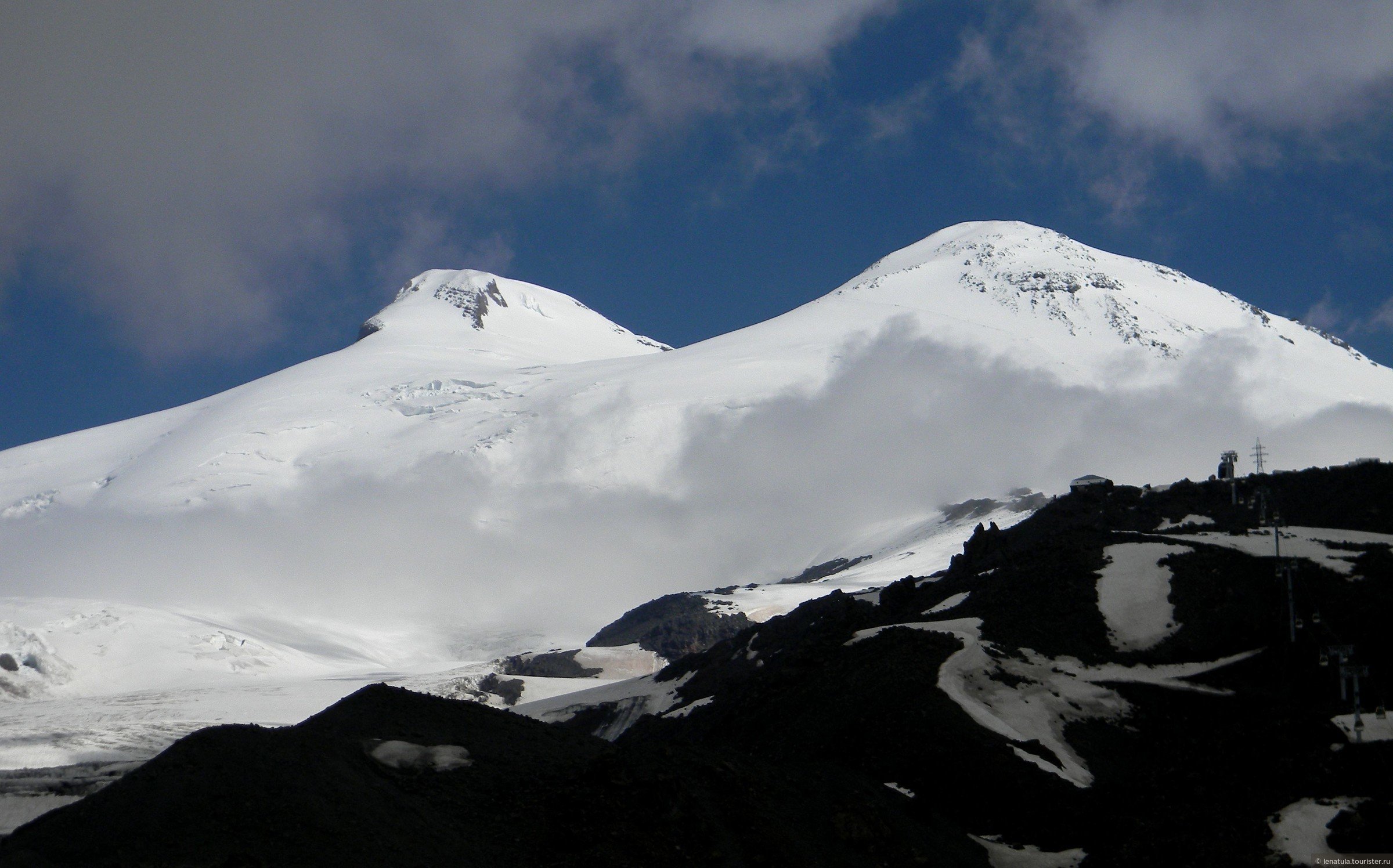 Эльбрус двуглавая вершина. Двуглавый Эльбрус. Двуглавая гора. Тебулосмта. Эльбрус обои на телефон.