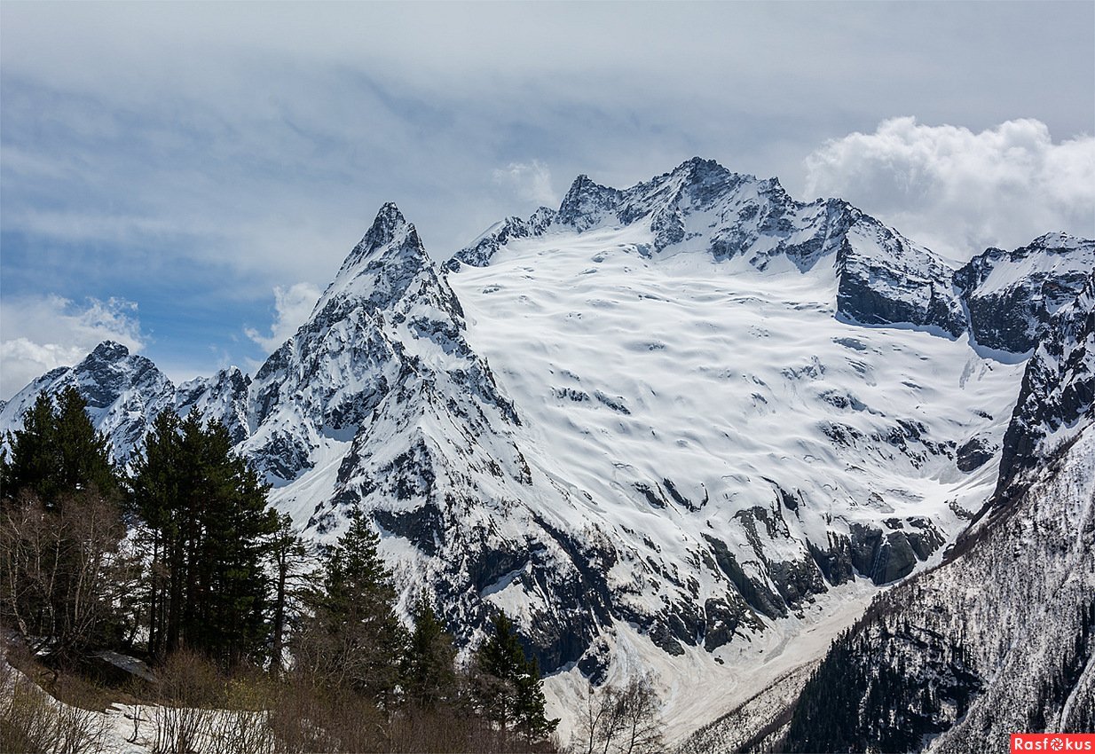 Гора белалакая Домбай фото