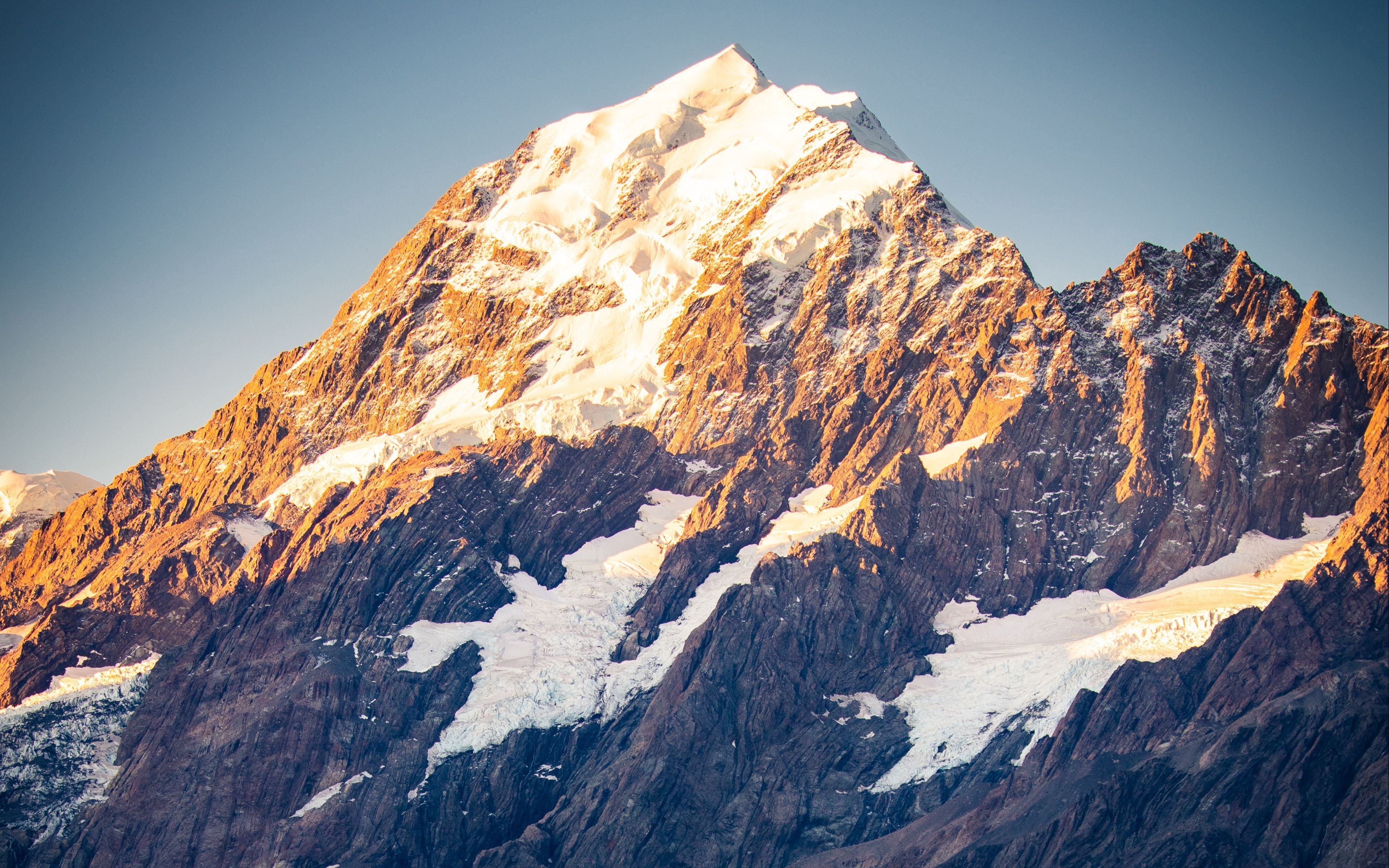 Середина горы. Вершина k2, Гималаи. Дыхтау гора. Гора Гашербрум. Скалистые горы Гималаи.