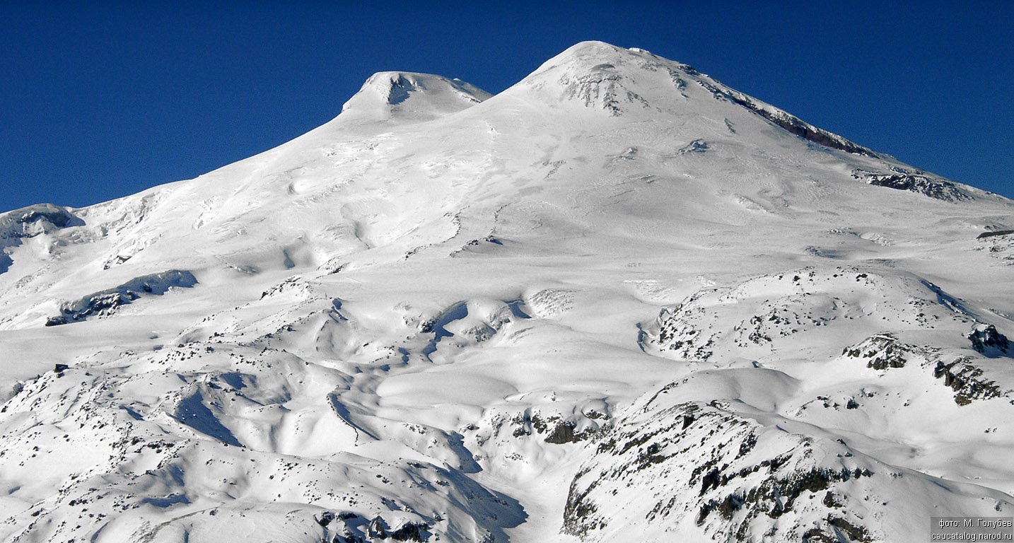 2 вершины эльбруса. Гора Эльбрус 5642. Эльбрус вершина. Эльбрус двойная вершина. Вершина горы Эльбрус.