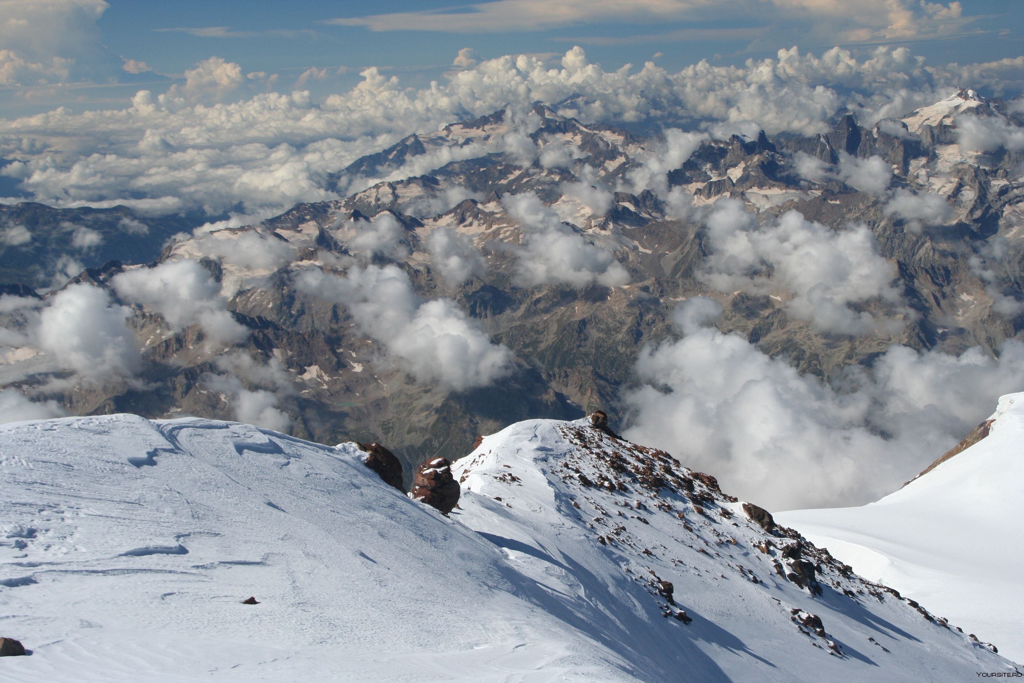 2 вершины эльбруса. Западная вершина Эльбруса. Фишт гора восхождение. Эльбрус Северный склон. Вид с горы Эльбрус.