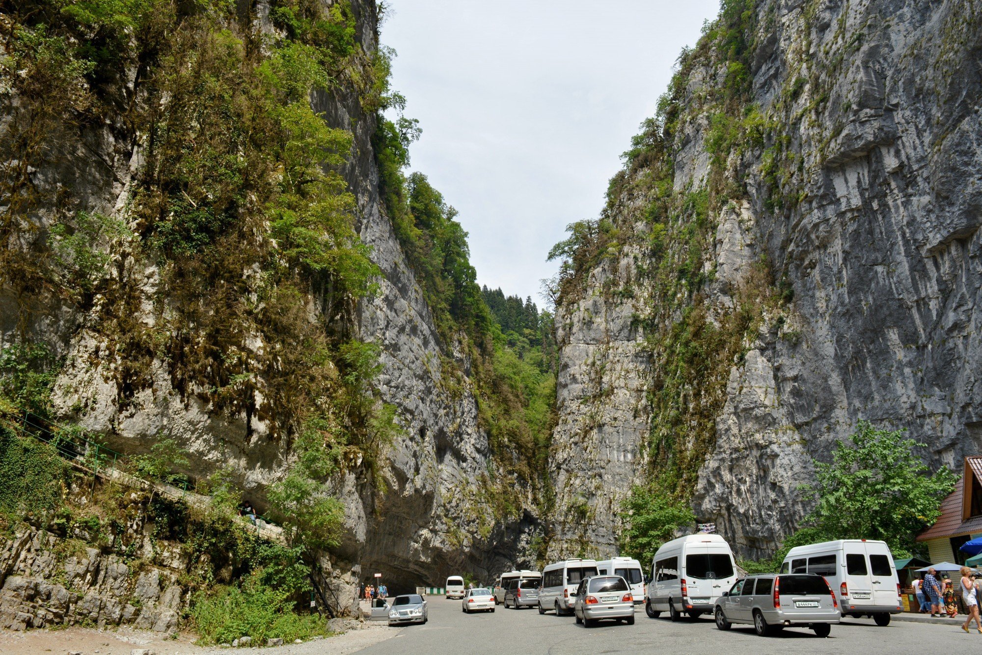 Абхазская дорога. Юпшарский каньон Абхазия. Юпшарский каньон каменный мешок. Юпшарское ущелье каменный мешок. Юпшарский каньон в Абхазии озеро Рица.