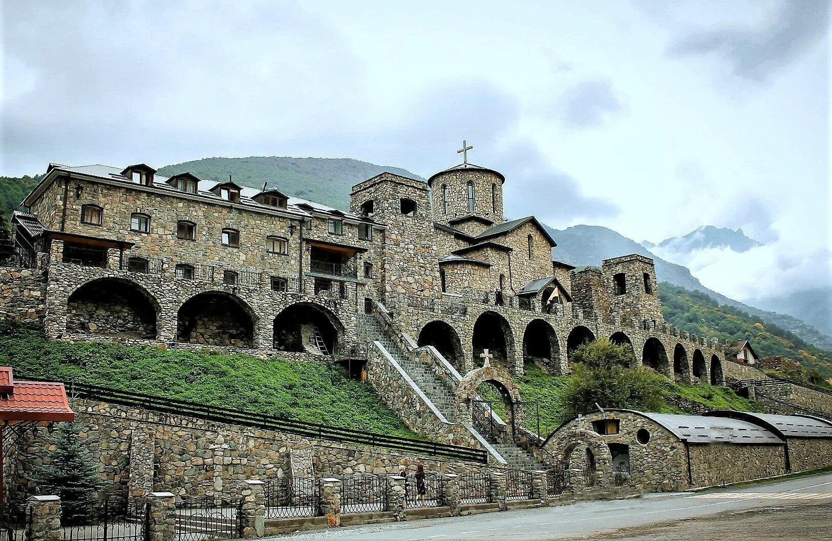 Аланский успенский монастырь северная. Аланский монастырь Фиагдон. Аланский мужской монастырь Северная Осетия. Аланский мужской монастырь Северная Осетия Фиагдон. Аланский Свято-Успенский мужской монастырь.