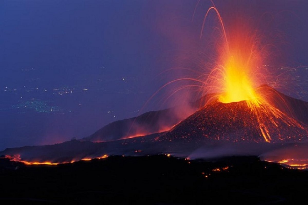 Действующий ли вулкан этна. Вулкан Этна в Италии. Извержение вулкана Этна. Извержение вулкана Этан. Везувий и Этна.