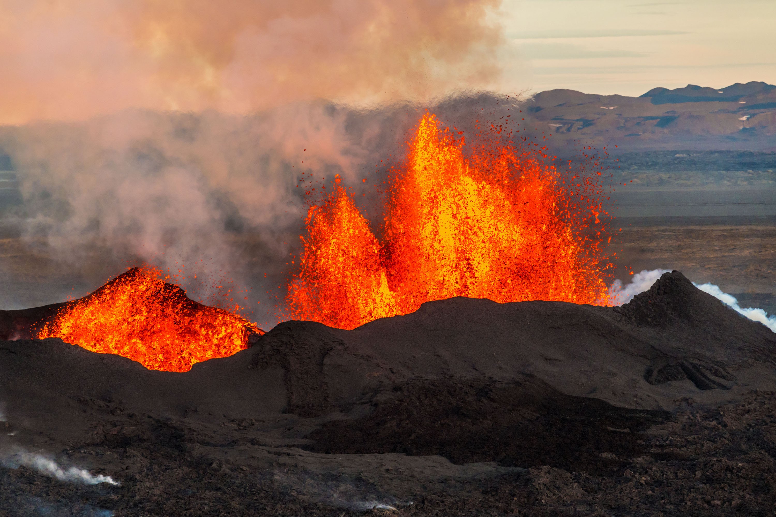 Тревога вулкан. Лава магма вулкан. Эффузивные вулканы. Щитовой вулкан Исландии. Вулкан Антуко лава.