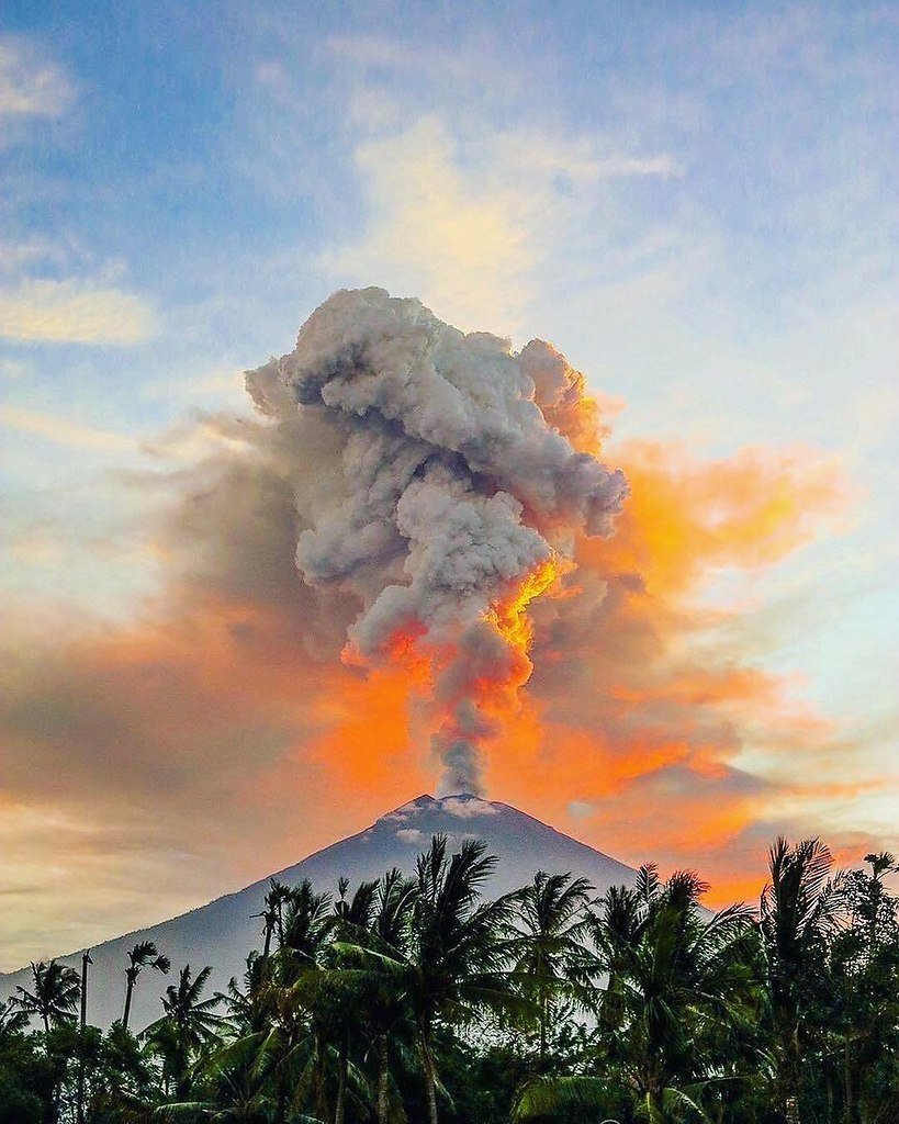 Вулкан Агунг извержение