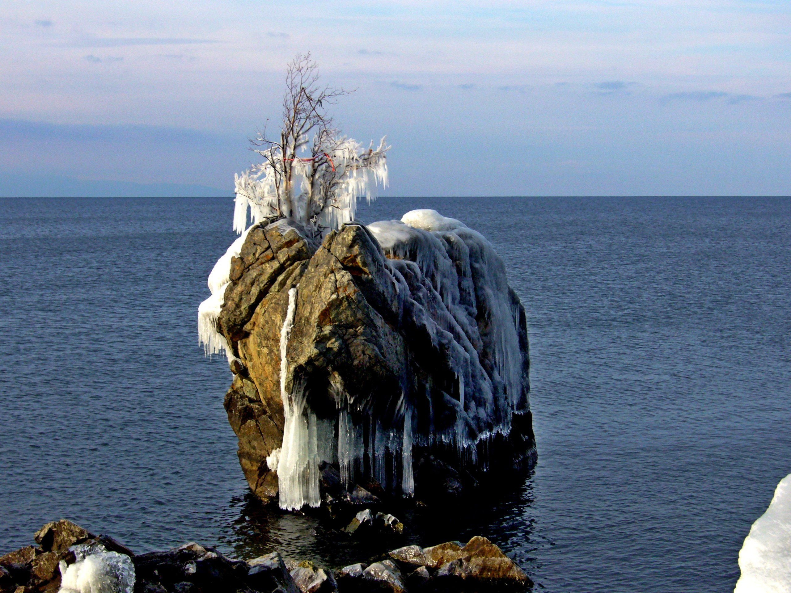 Листвянка на Байкале шаман камень