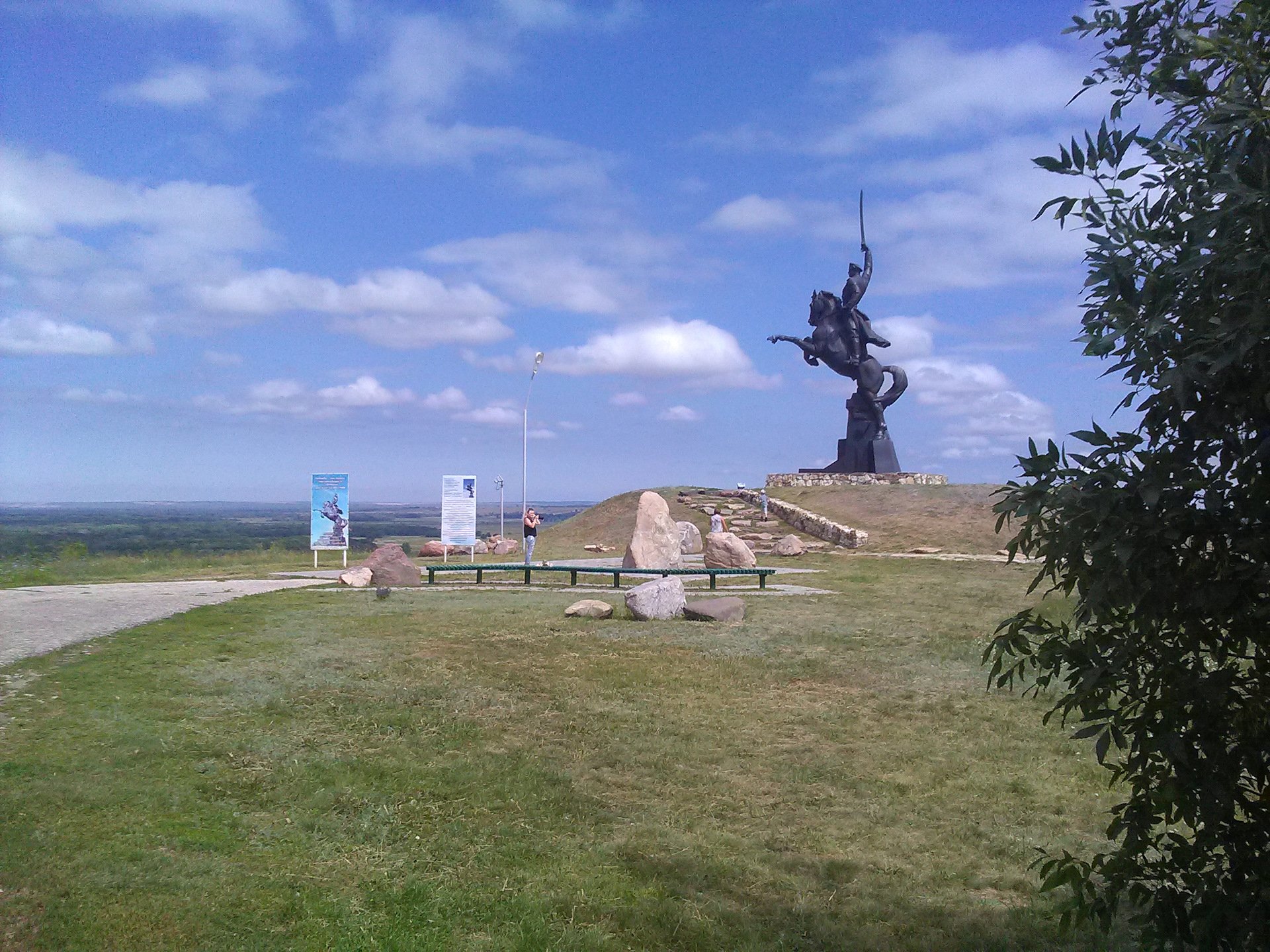 Станица слащевская волгоградская. Станица Кумылженская Волгоградской. Кумылга памятник казаку. Станица Кумылженская, Волгоградская обл.. Станица Кумылженская Волгоградской памятник казаку.