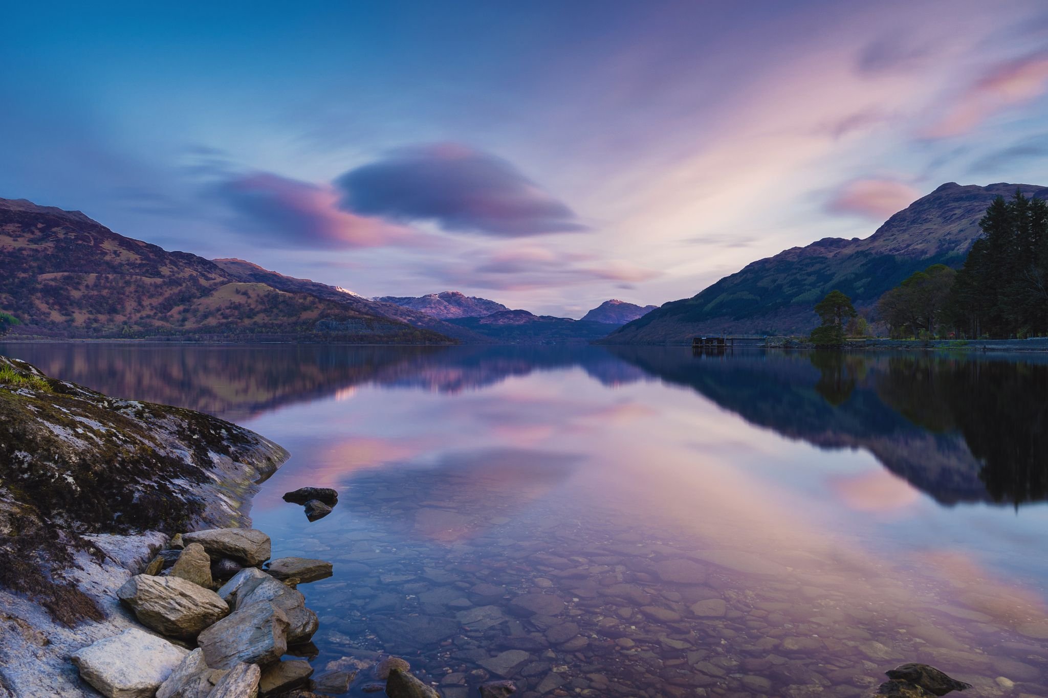 Шотландский лох. Шотландия озеро Loch Lomond. Озеро лох ломонд. Озеро лох-лох лох ломонд. Лох-ломонд Шотландия лох.