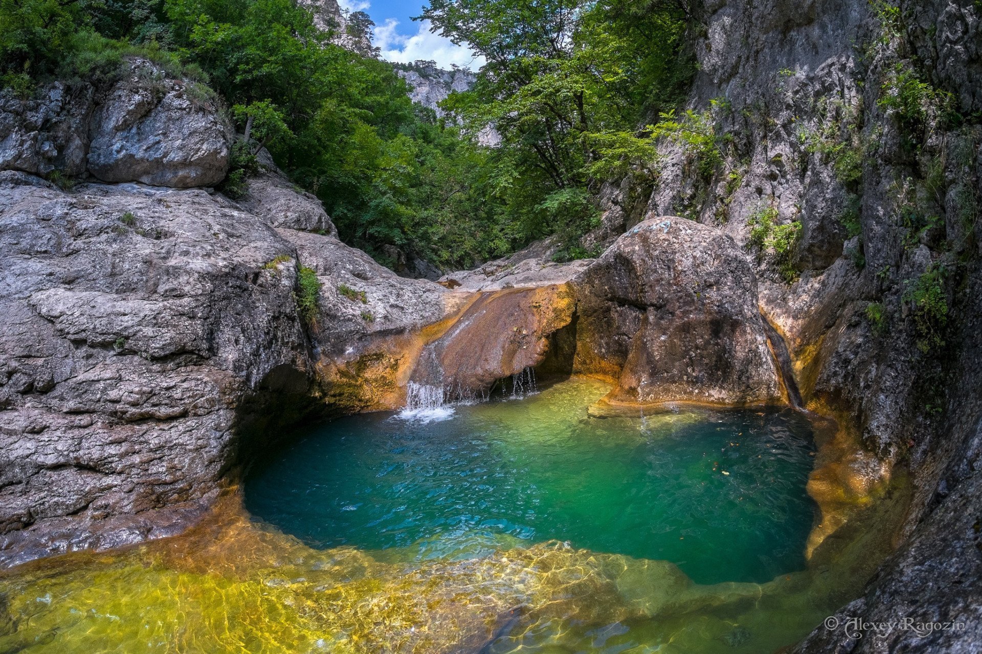 Источники крыма. Ванна молодости большой каньон Крым. Бахчисарай большой Крымский каньон. Ванна молодости, большой каньон , ай Петри. Ай Петри ванна молодости.