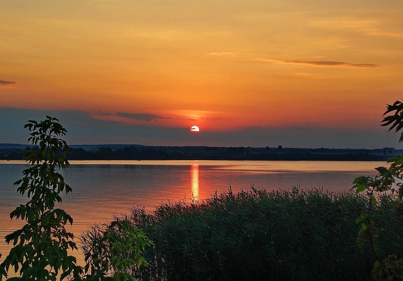 Закат солнца в ульяновске. Озеро Арей Забайкальский край. Арейское Красноярский край озеро. Озеро Мстино. Закат на озере.