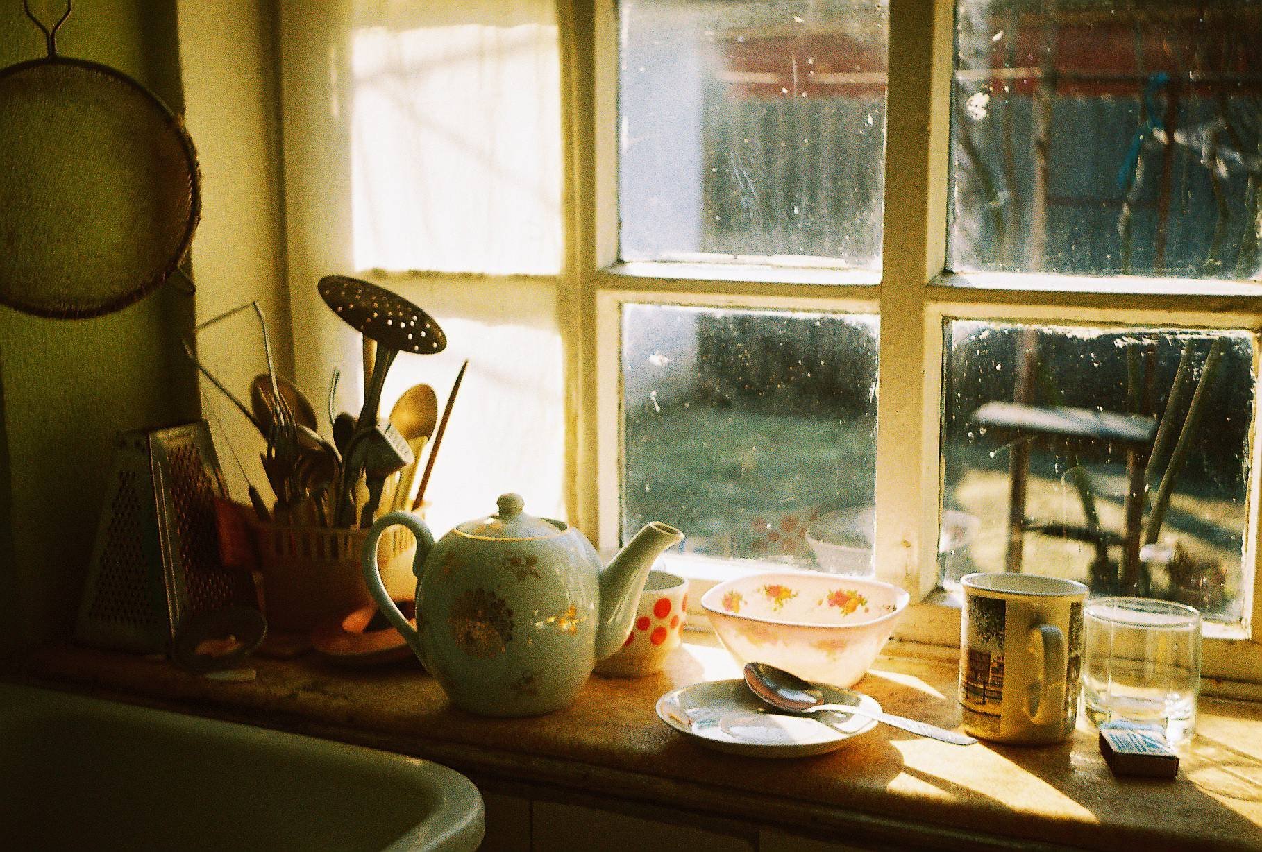 Утро кипеть. Чаепитие у окна. Чай у окна. Натюрморт на окне. Вечернее чаепитие у окна.
