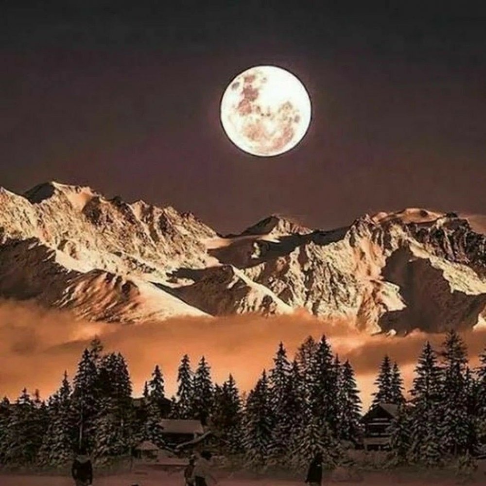 Большая Луна в горах