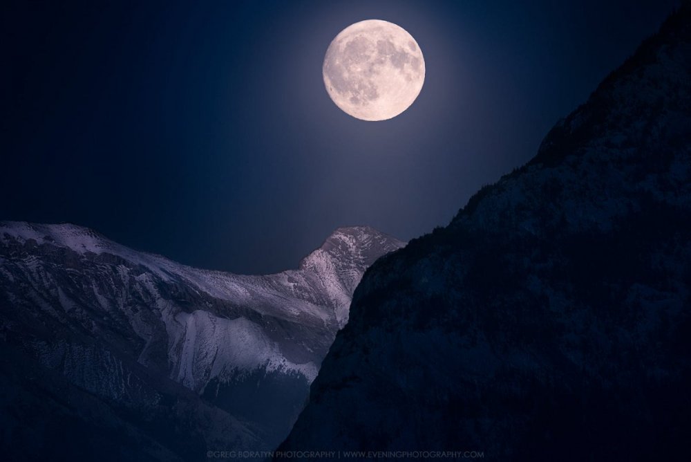 Большая Луна в горах