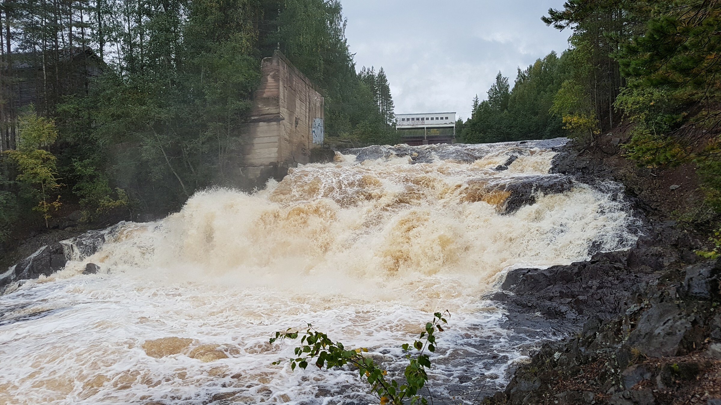 Водопад на реке суна в Карелии