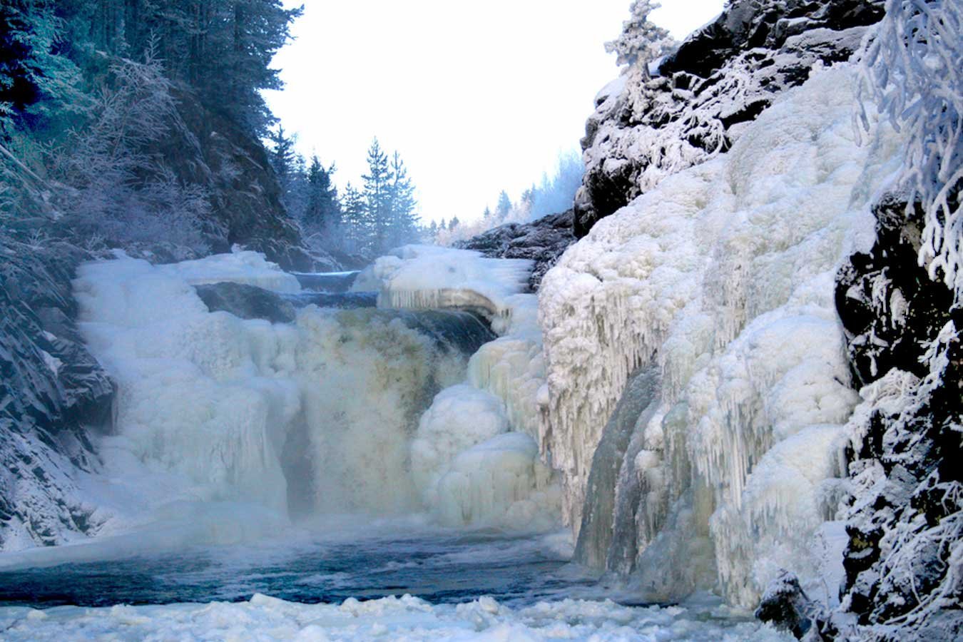 Водопад на реке суна в Карелии