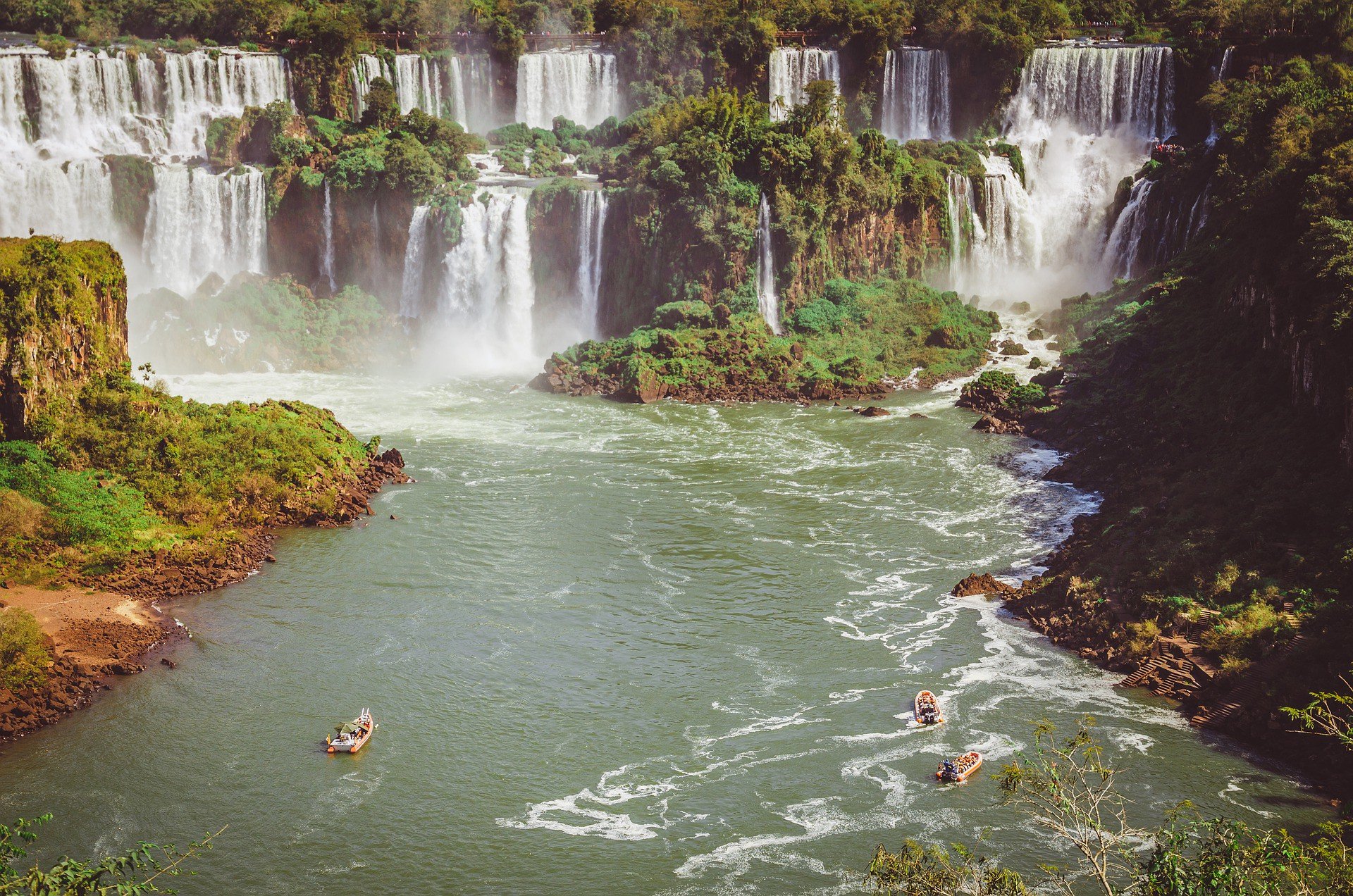 Комплекс водопадов на границе бразилии аргентины. Водопады Игуасу Аргентина. Водопад Игуасу ЮАР. Бразилия водопады Игуасу. Парана водопад Игуасу.