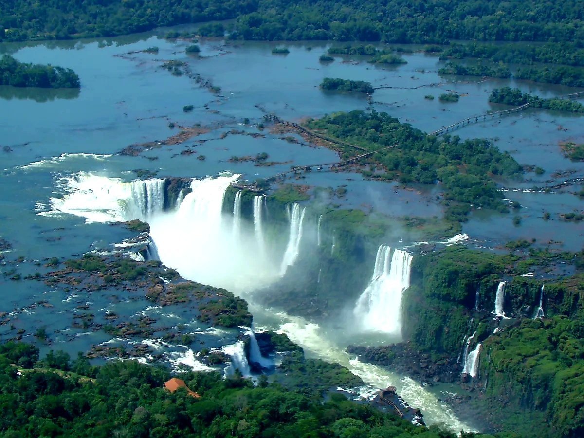 Природные воды бразилии. Бразилия водопады Игуасу. Водопады Игуасу Парагвай. Игуасу (национальный парк, Аргентина). Река Парана водопады.