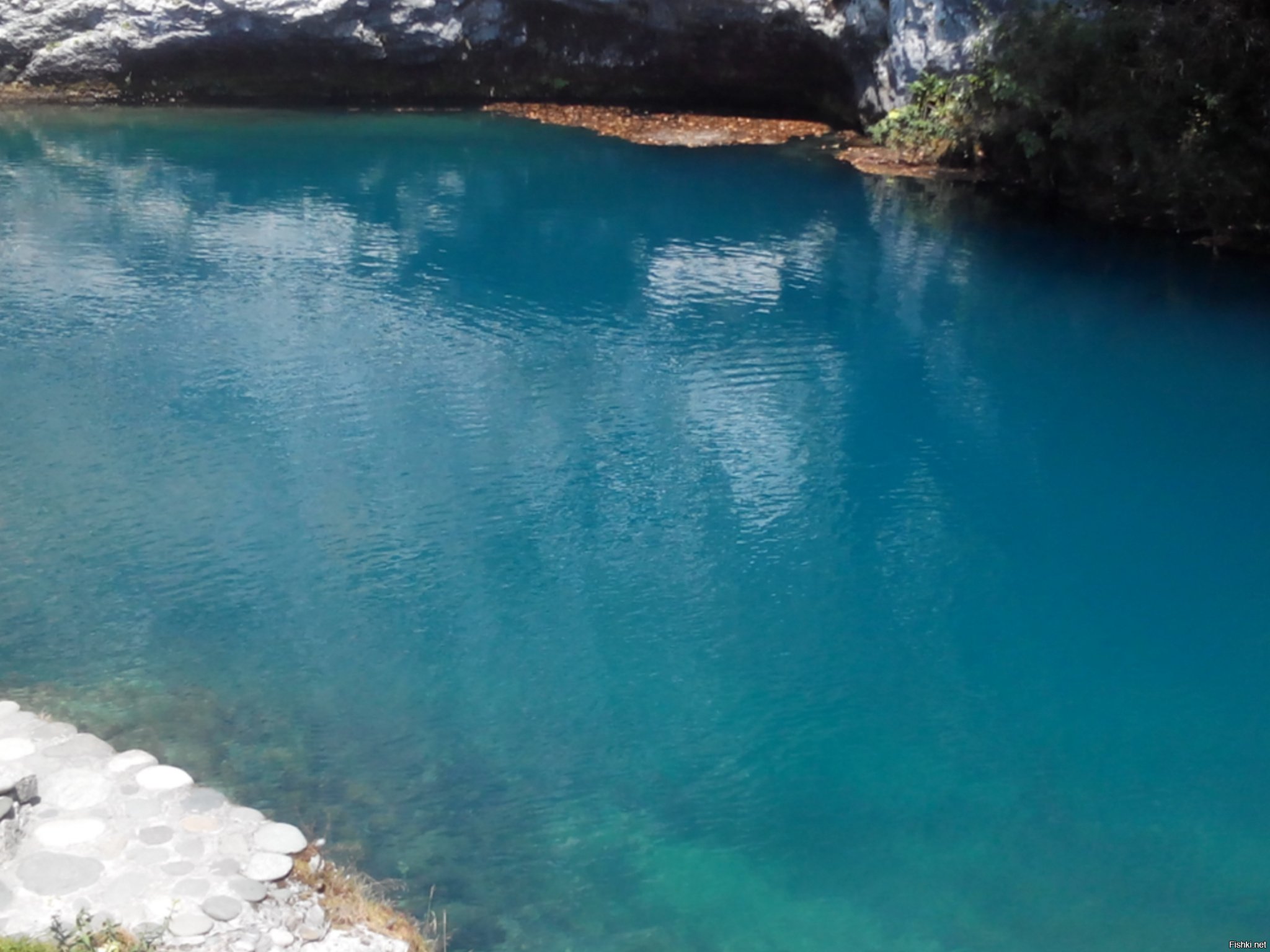 Голубые абхазии. Абхазия Пицунда голубое озеро. Гудаута Абхазия голубое озеро. Голубое озеро Абхазия глубина. Голубое озеро Сочи.