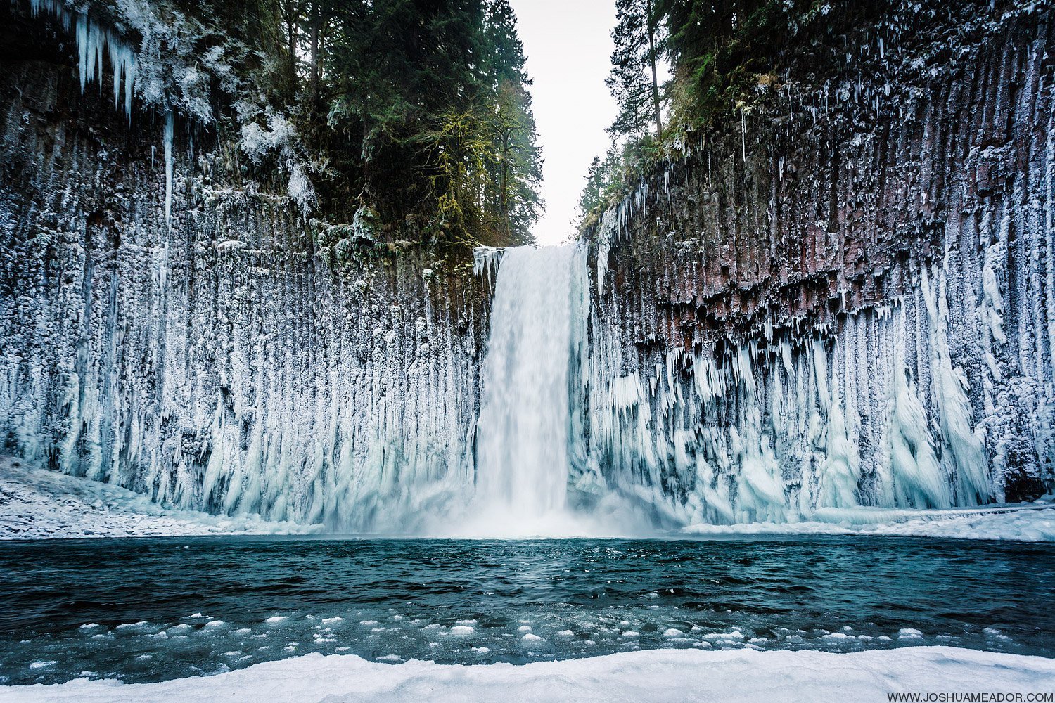 Зима фото водопад. Замерзший водопад Abiqua, Орегон США. Замёрзший водопад Ридо, Канада. Водопады Ридо Оттава. Замерзшие водопады Плитвице.