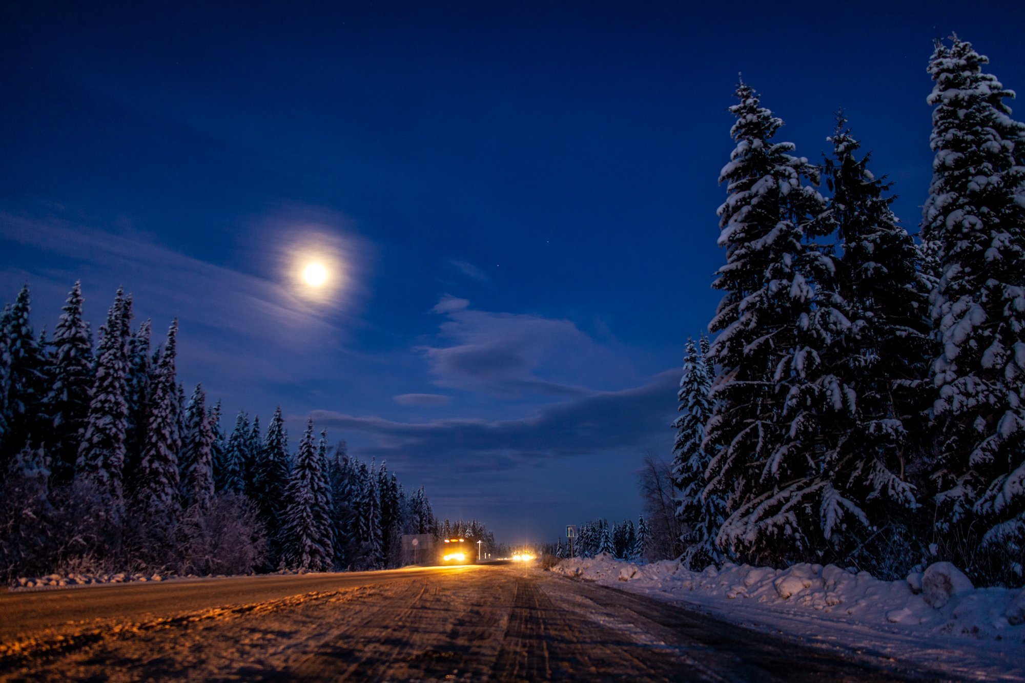 Картинки снега ночь. Зима ночь. Зимний ночной пейзаж. Дорога зима ночь. Зимняя дорога ночью.