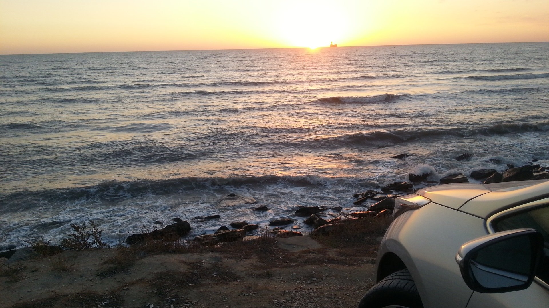 Ехать ли на черное море. К морю.... Машина возле моря. Рассвет на Каспийском море. Машина на берегу.