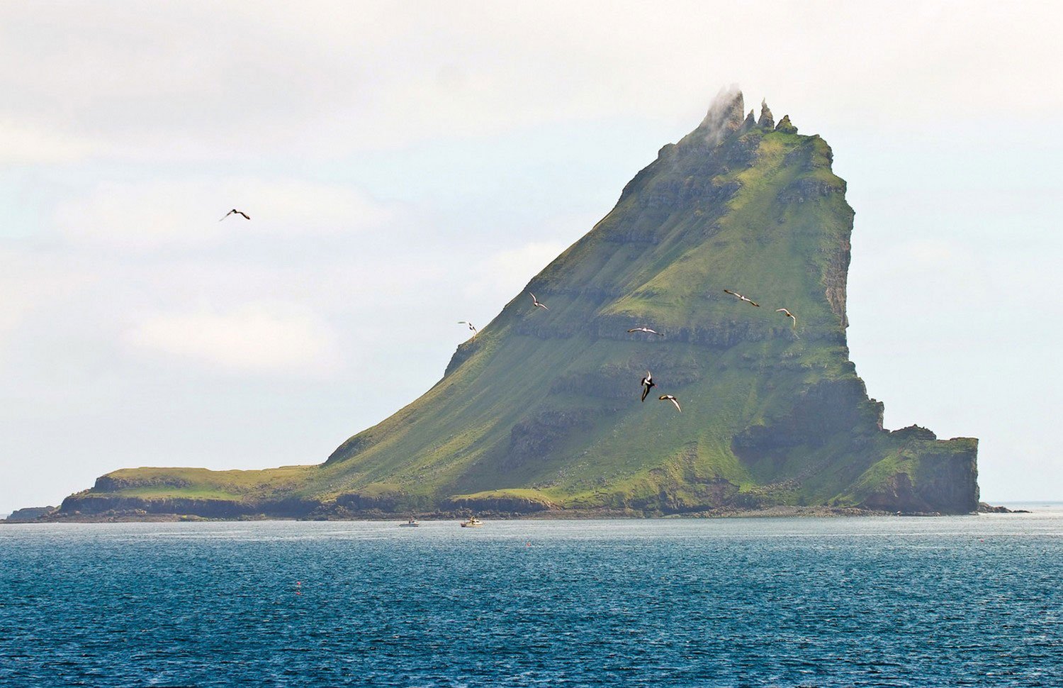 1 остров любой. Дрангарнир Фарерские острова. Остров Гоф Атлантический океан. Аксель Хейберг остров.