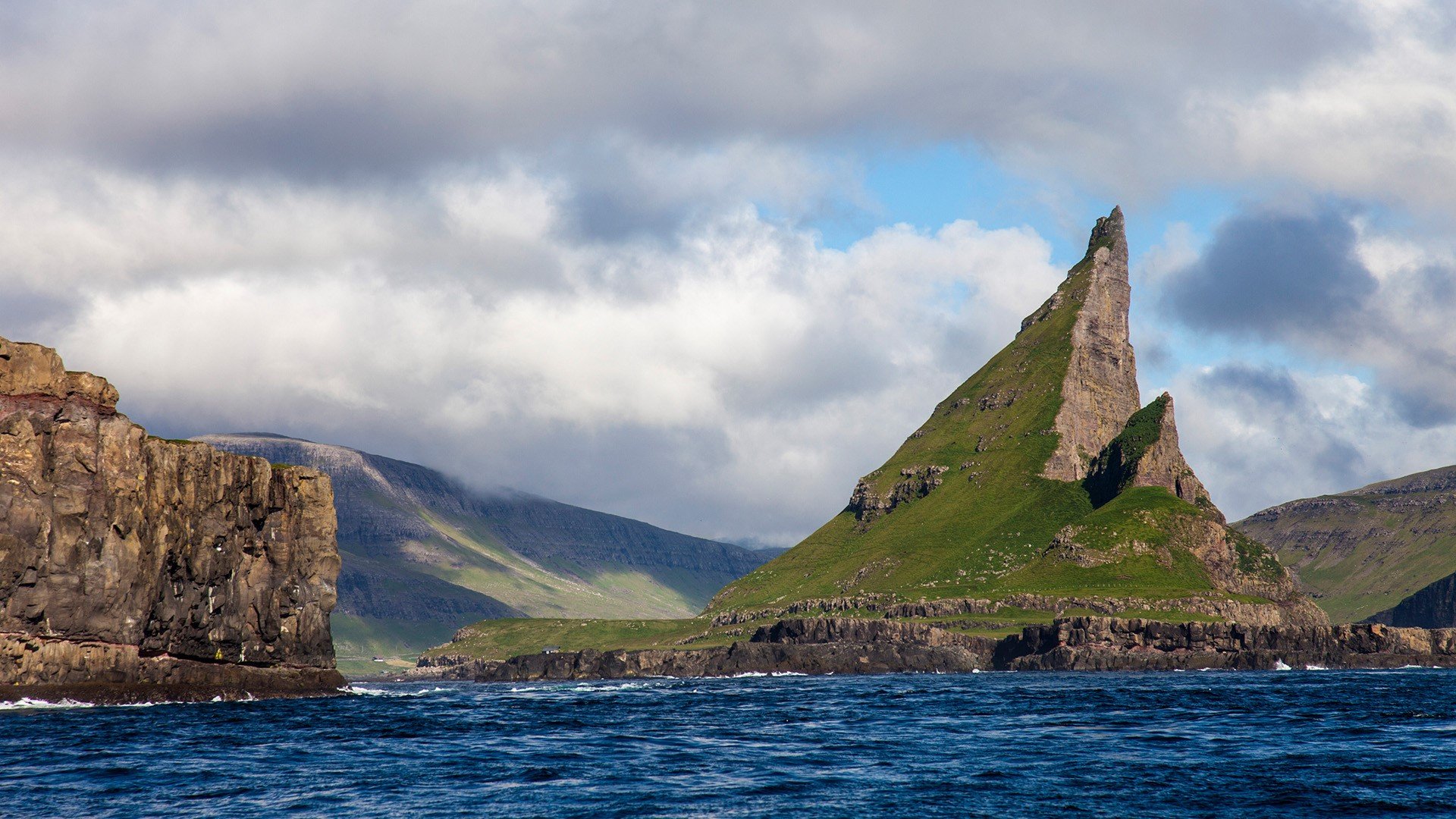 1 остров любой. Вагар Фарерские острова. Фарерские острова озеро Сорвагсватн. Остров Эллидаэй Исландия. Остров медный Командорские острова.