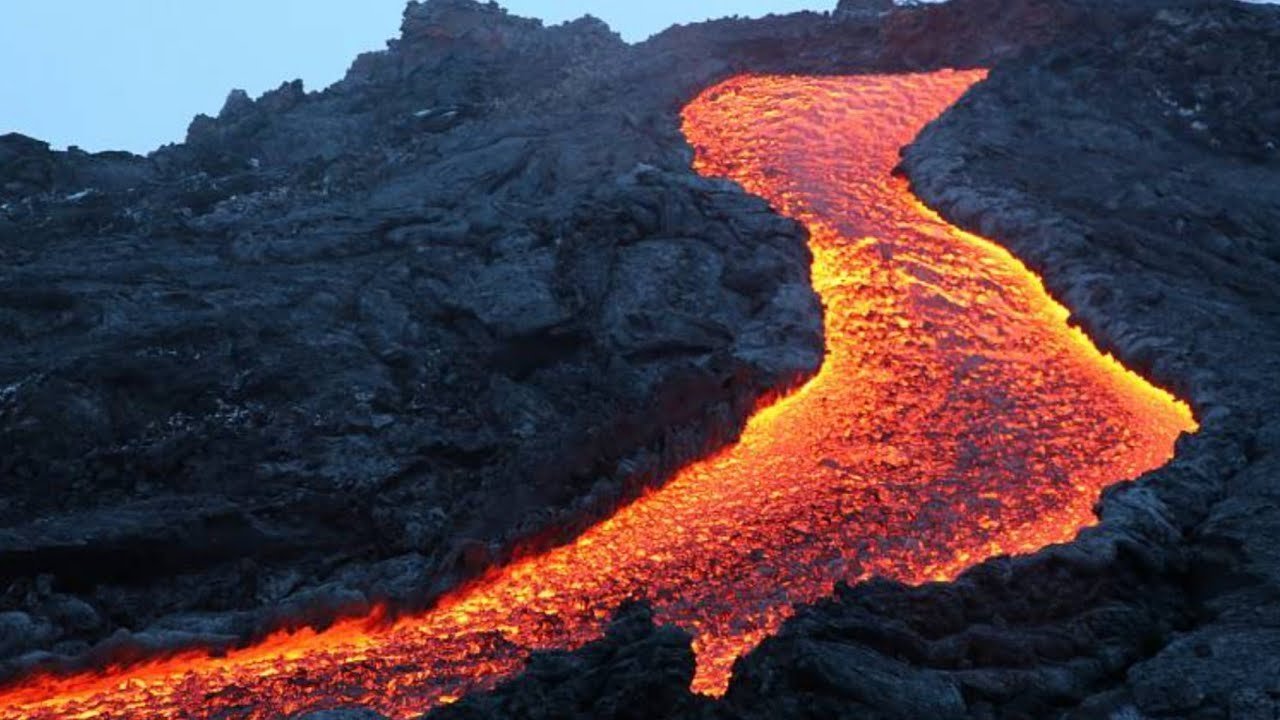 Вулканические образуются в результате. Лава магма вулкан. Извержение вулкана лава. Извержение вулкана магма. Вулкан гора извергается.