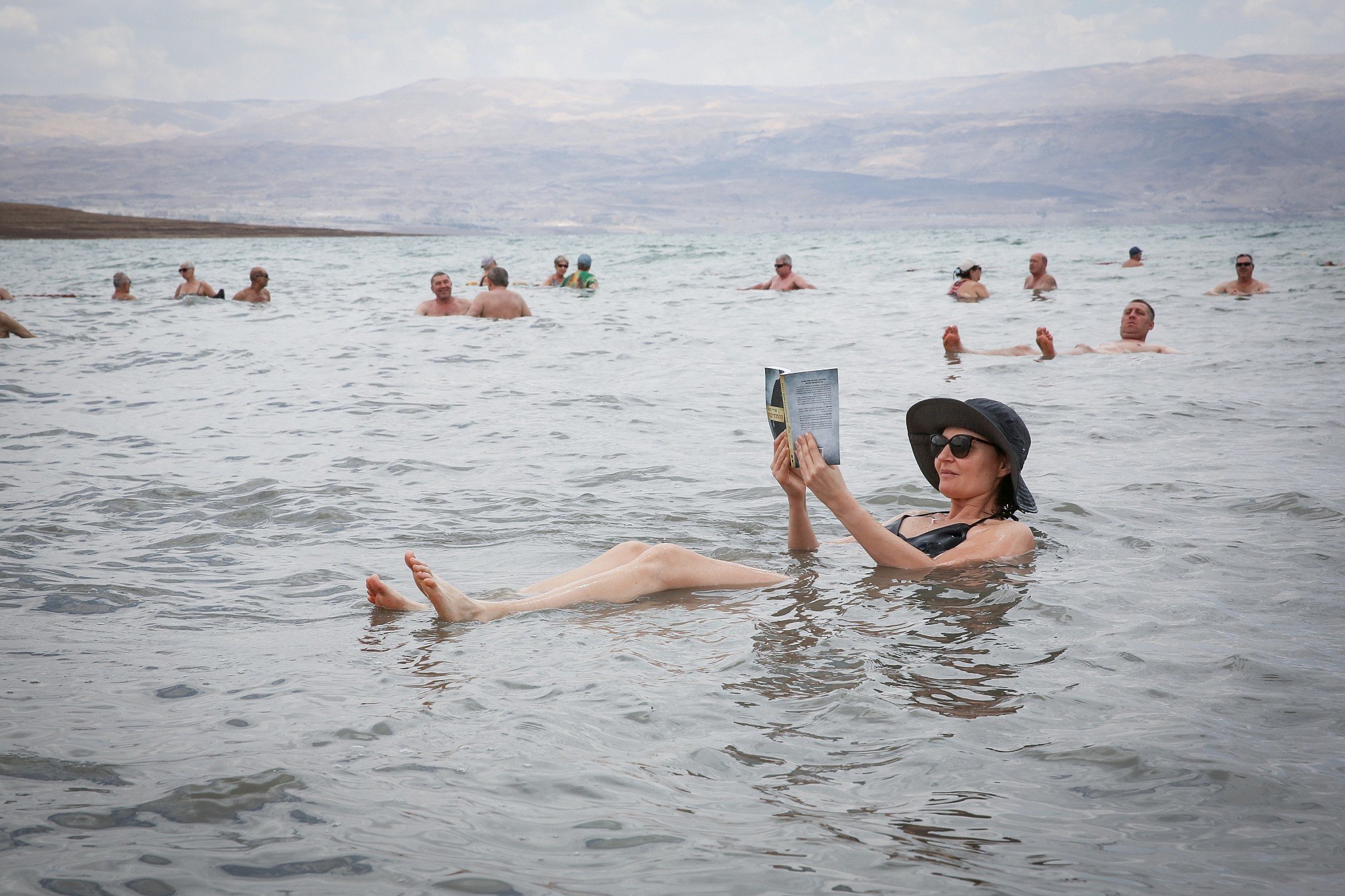 Берег для купания. Мертвое море люди.