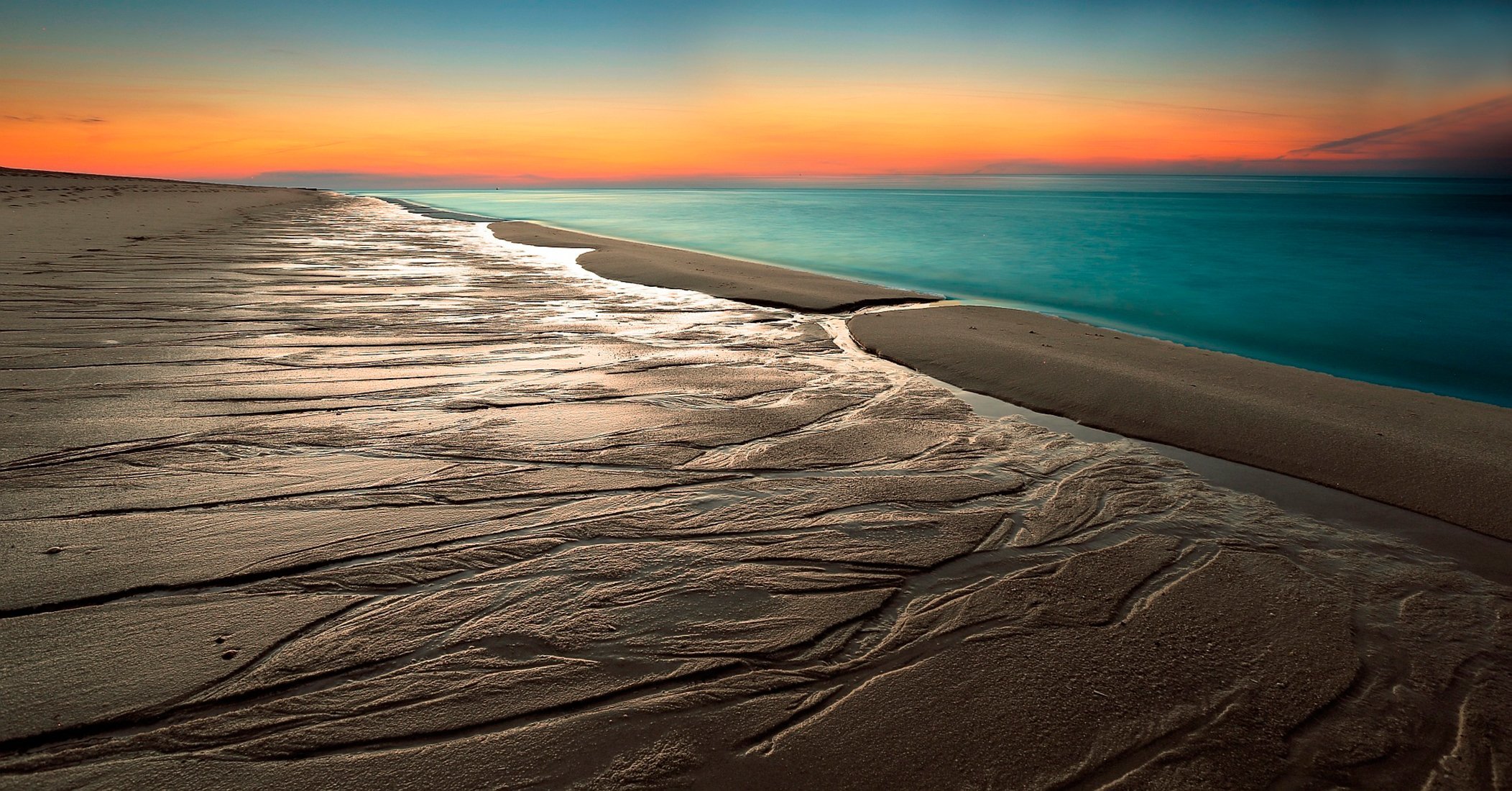 Море на сотни миль вокруг казалось пустынным. Песчаное море пустыни Намиб. Пустыня Намиб и океан. Пустыня Намиб побережье. Берег пустыни Намиб.