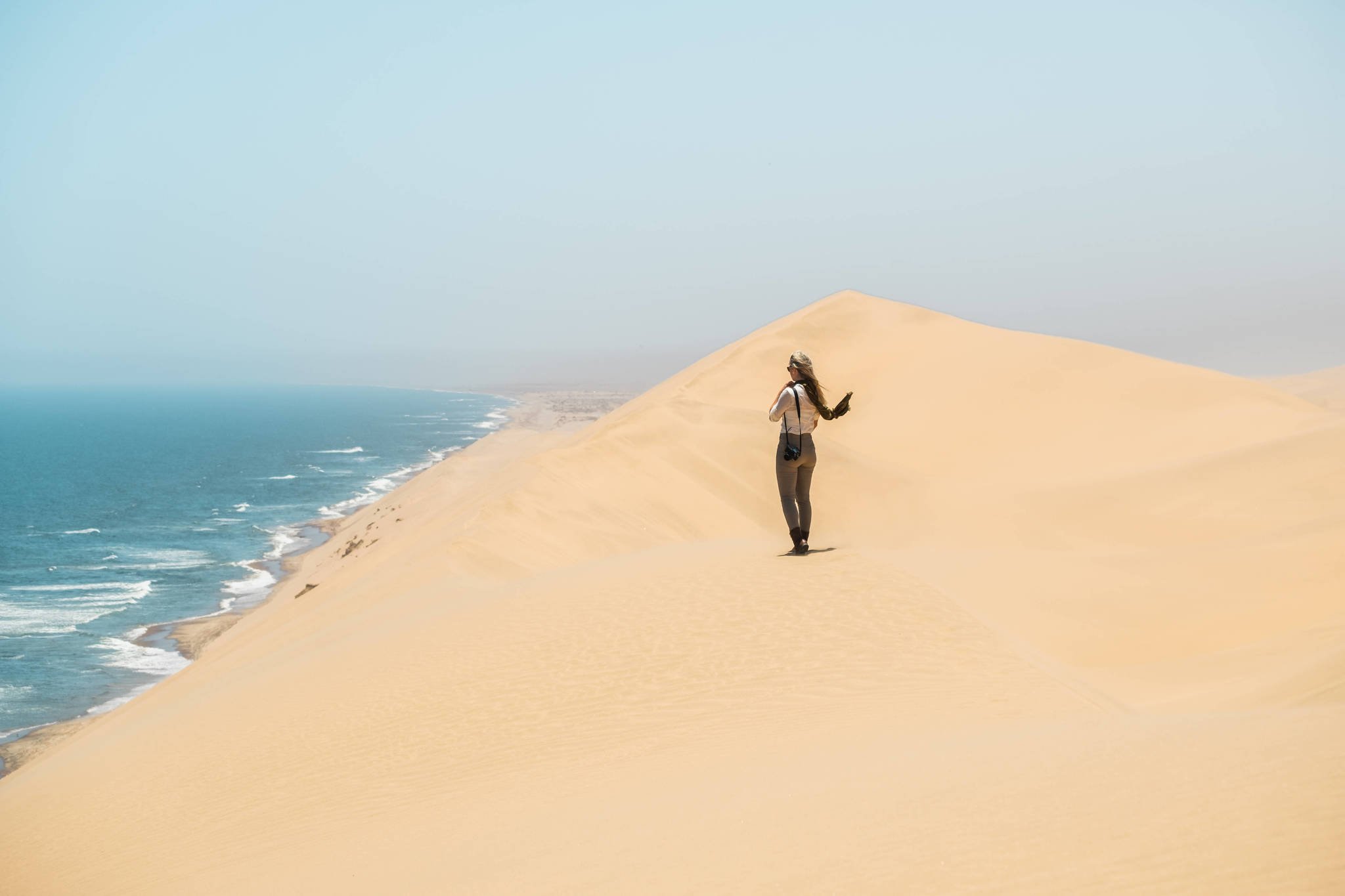 Desert ocean. Пустыня Намиб и океан. Пустыня Намиб и море. Намибия дюны и океан. Пустыня Намиб и Атлантический океан.