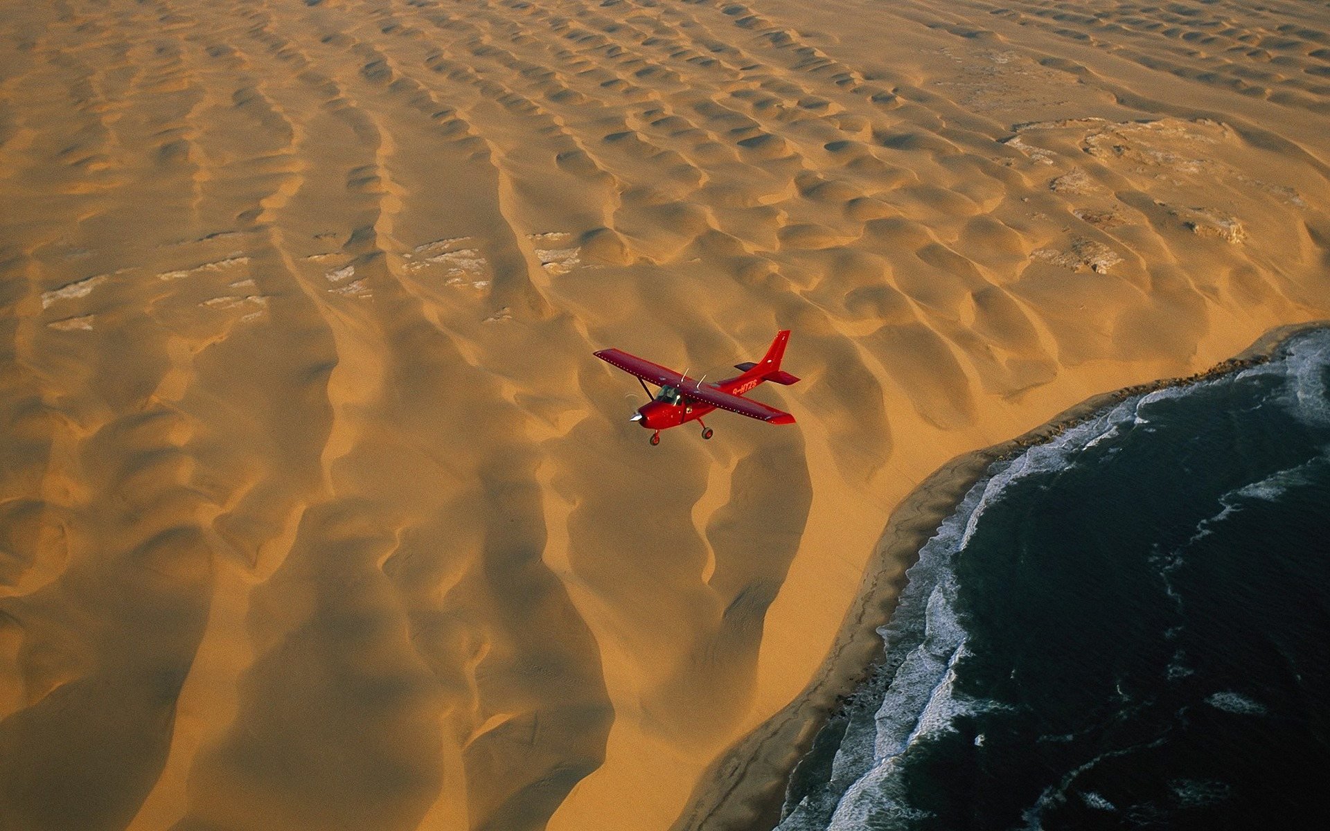 Desert ocean. Пустыня Намиб встречается с Атлантическим океаном. Пустыня Намиб и море. Пустыня Намиб. Пустыня Намиб встречается с океаном фото.