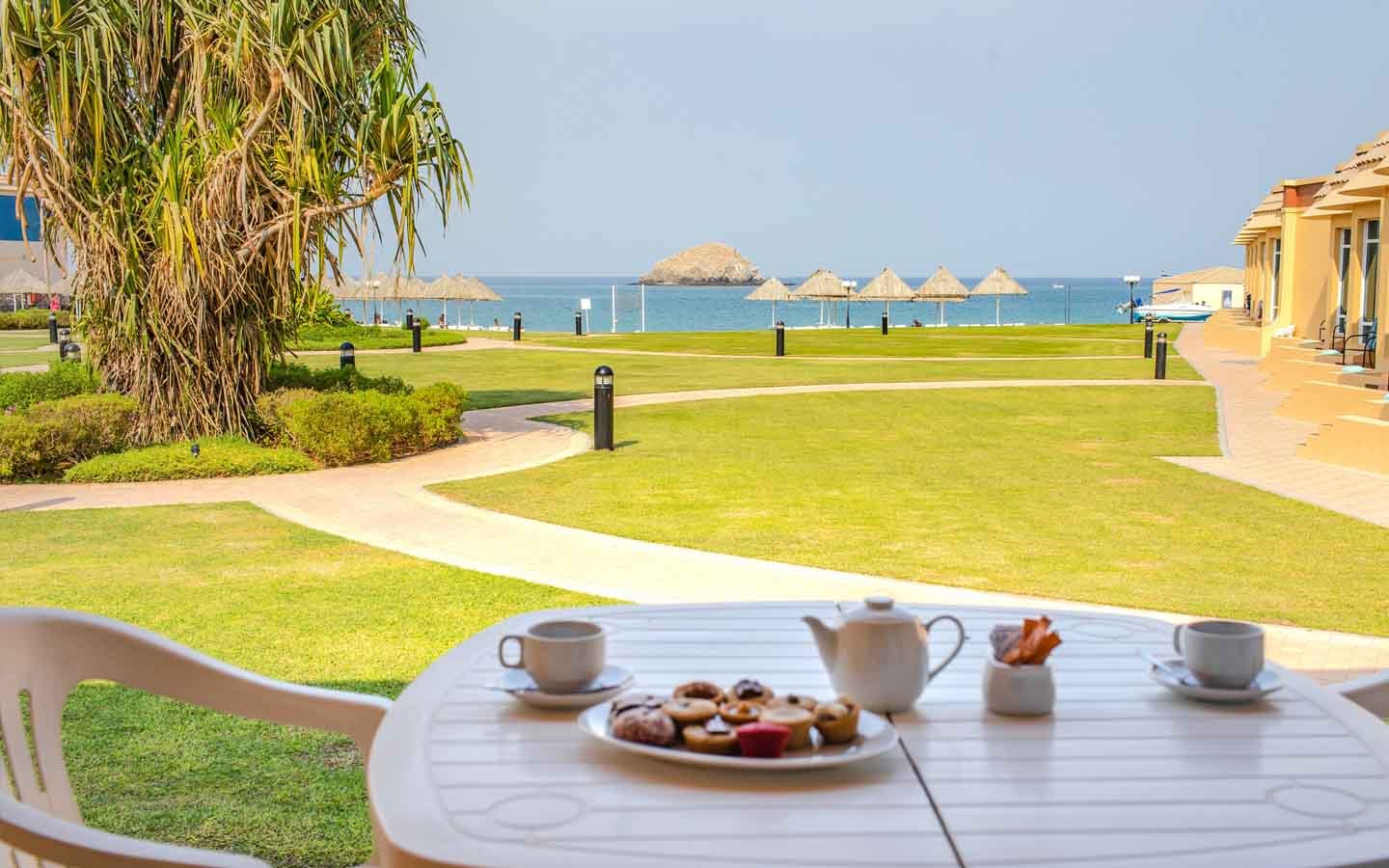 Royal Beach Фуджейра. Royal Beach Hotel Resort Fujairah 4 Фуджейра. Royal Beach Hotel & Resort. Роял Бич Крестовский.