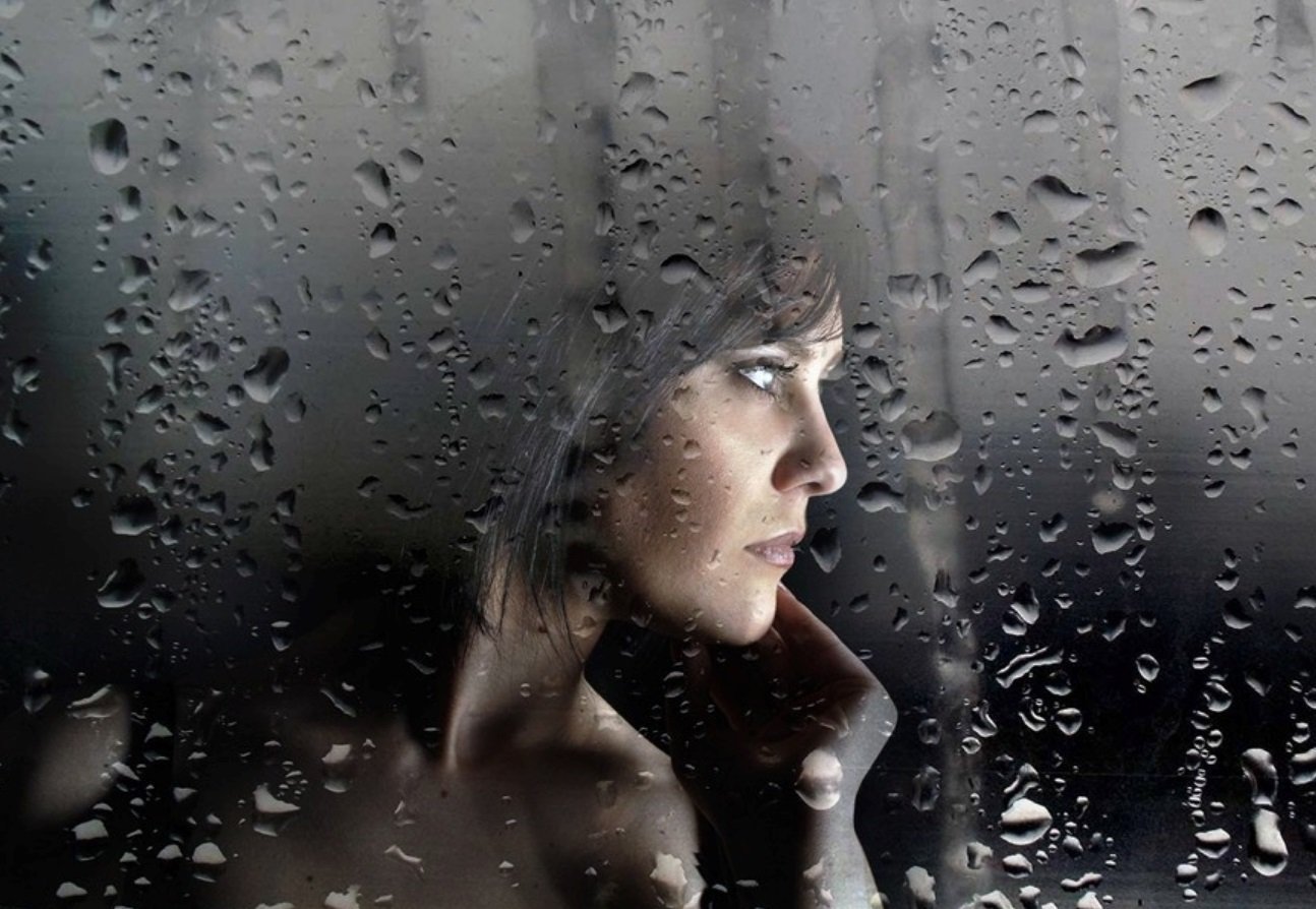 Дождь словно слезы. Дождь грусть. Грустный дождь. Женщина дождя. Девушка дождь грусть.