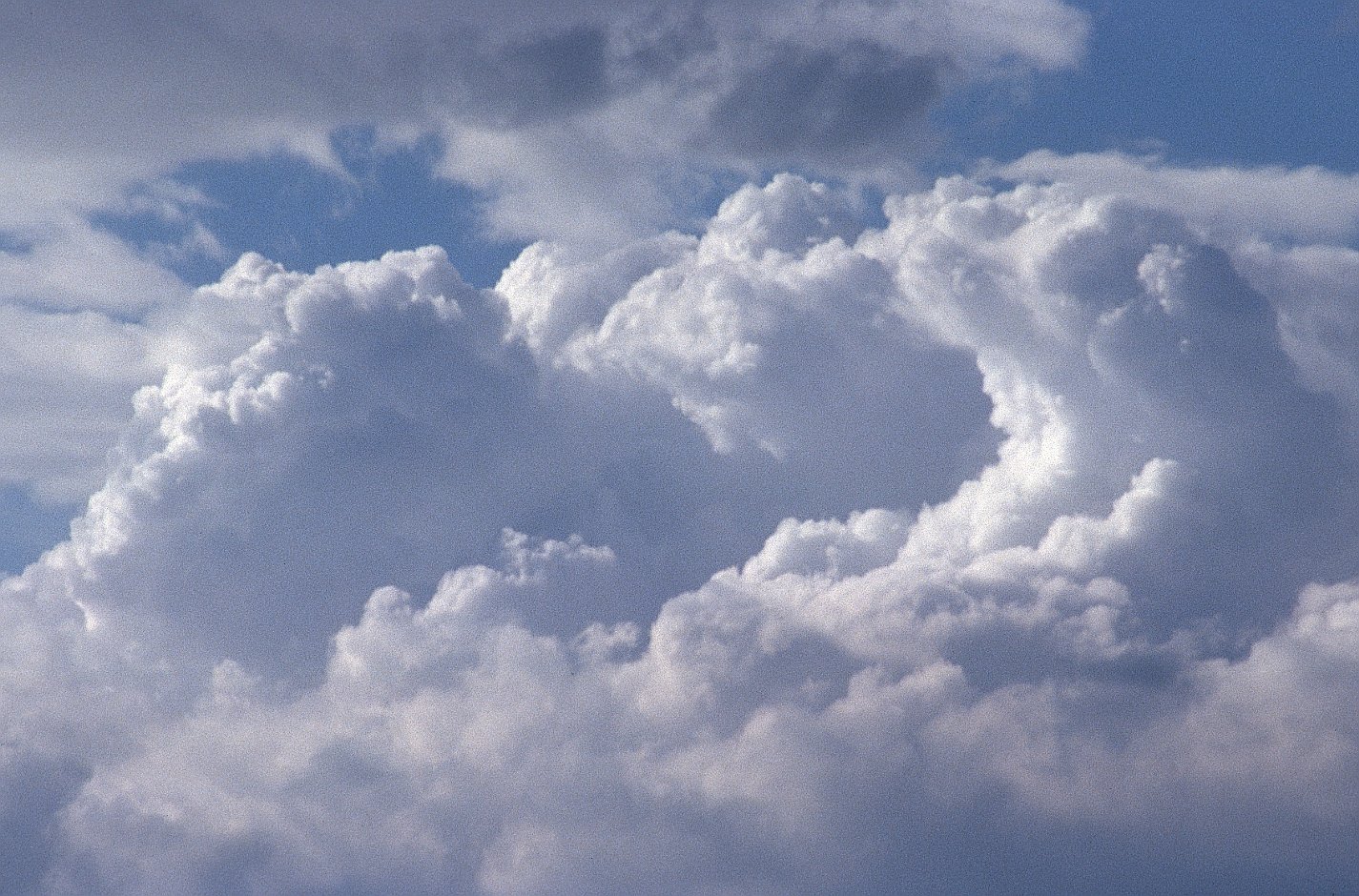 Облако казалось застыло. Облака. Облако картинка. Виды облаков. Внутри облака.