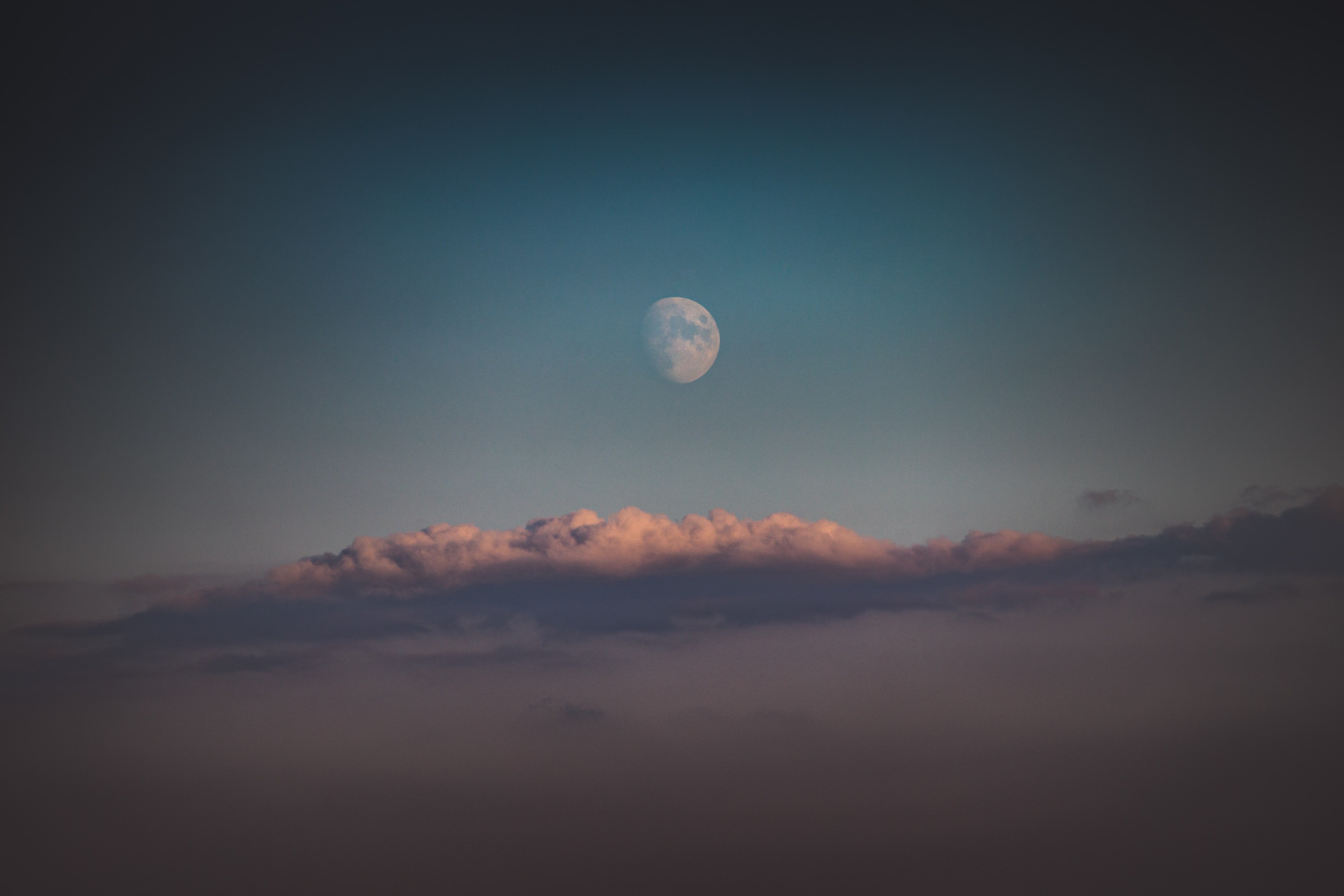 Clouded moon. Луна в облаках. Луна на небе. Лунное небо. Вечернее небо с луной.