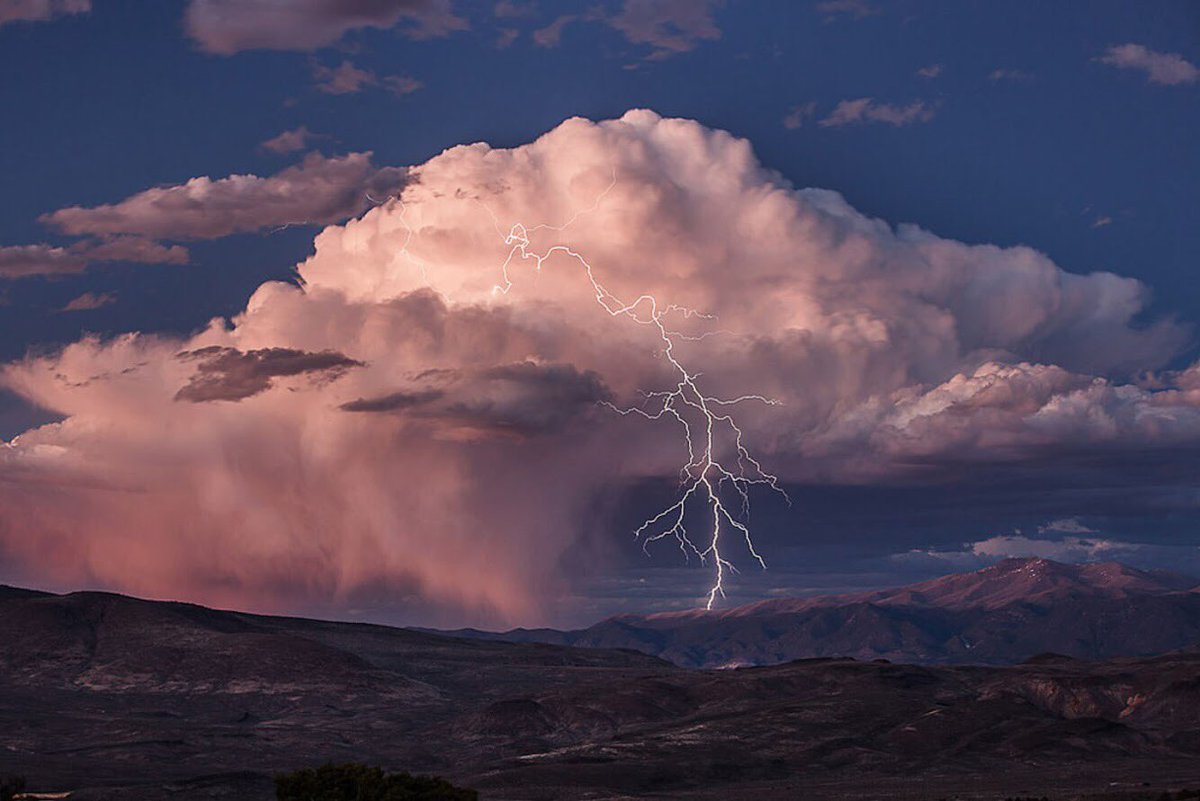 Thunder mountain. Гроза в горах. Молния в горах. Грозовая молния. Сильная гроза.