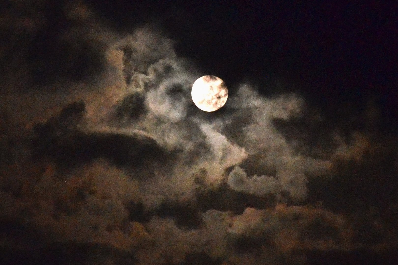 Луна в облаках. Луна на небе. Луна на небе фото. Луна сквозь облака. Месяц фото и Луна.